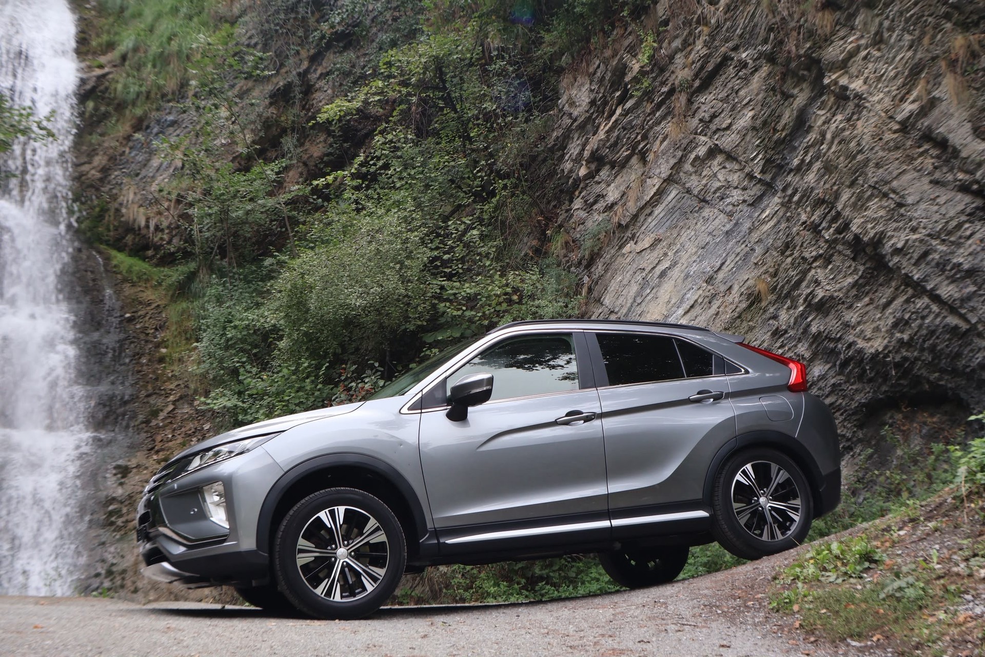MITSUBISHI Eclipse Cross 1.5 T-Mivec Diamond 4WD CVT-showroom-element-1