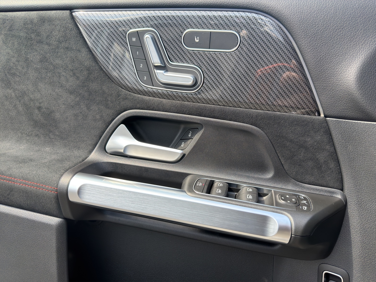 MERCEDES-BENZ GLB 250 4Matic 8G-Tronic-image-10