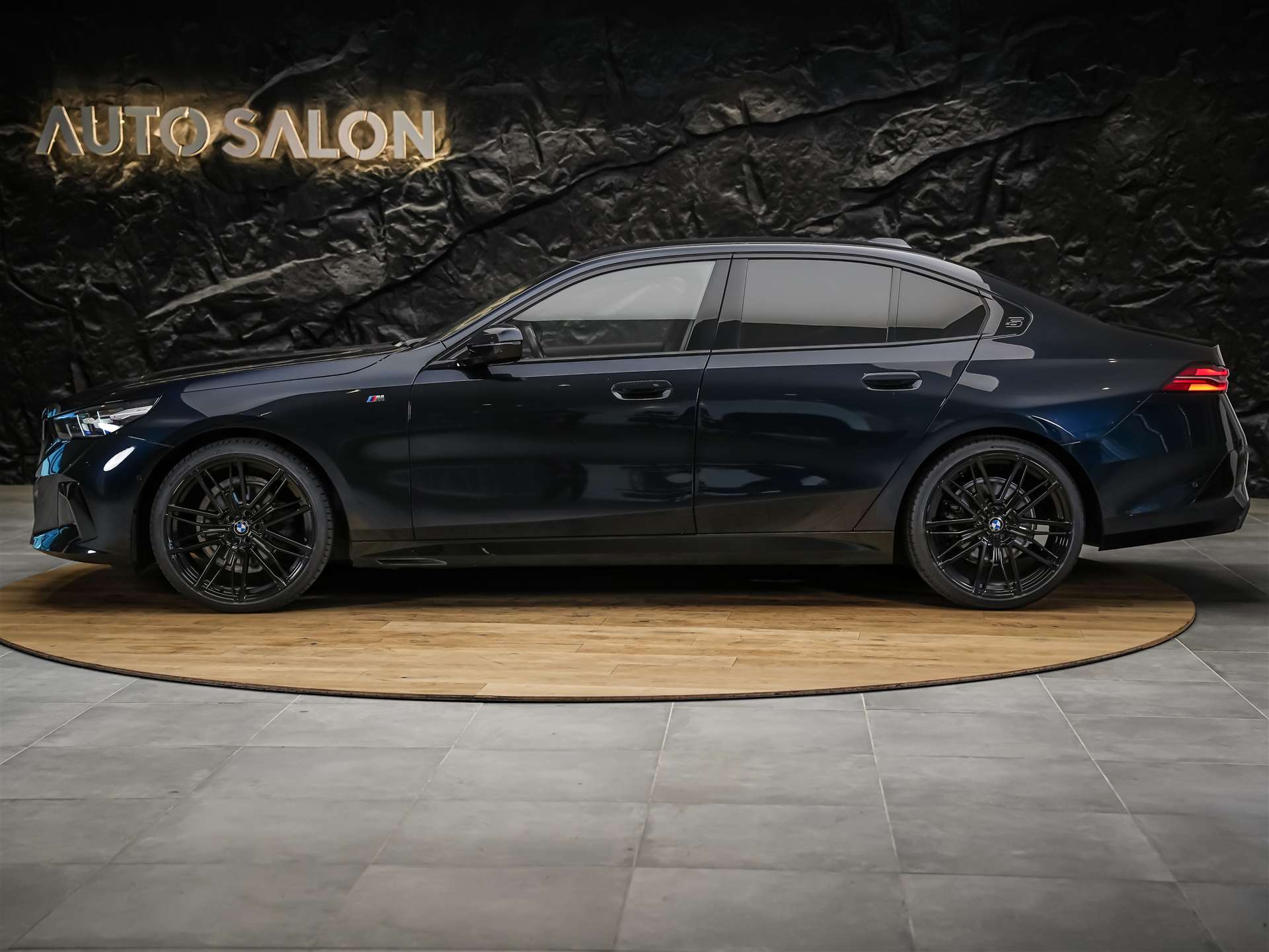 BMW 520d xDrive M Sport Steptronic *21" Felgen*Werksgarantie*Memory*-showroom-element-2