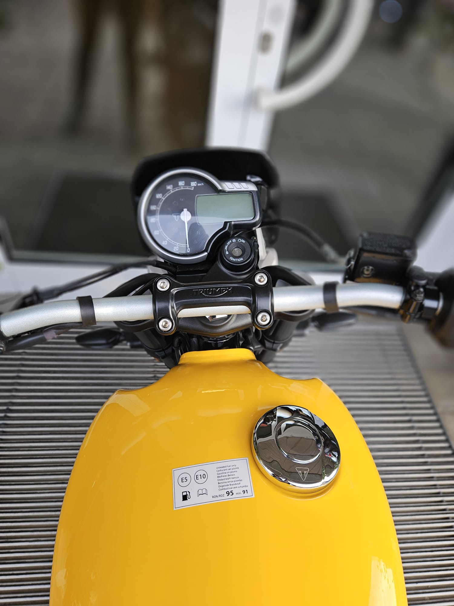 TRIUMPH Tracker 400-image-11