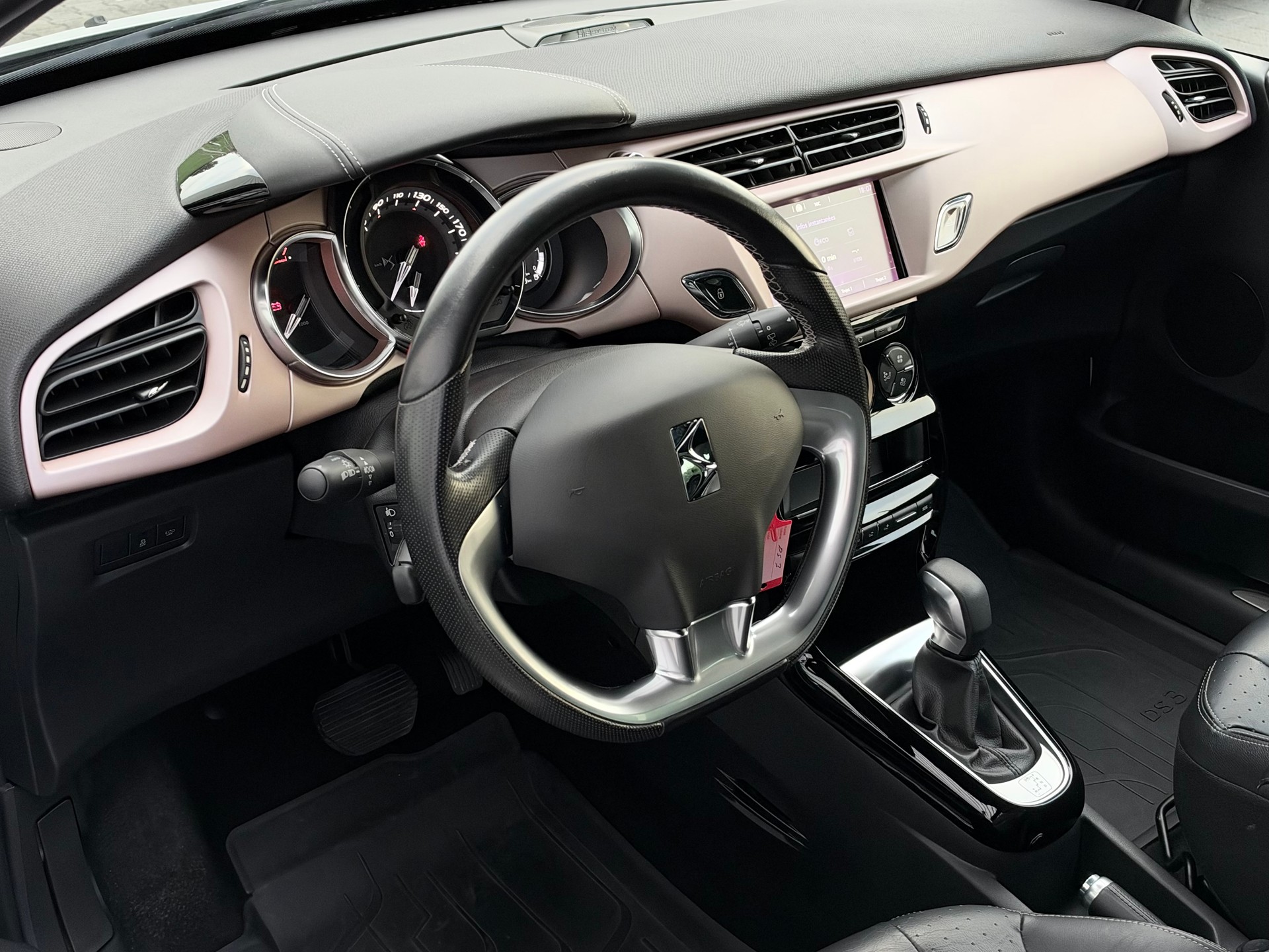 DS AUTOMOBILES DS 3 1.2 PureTech Faubourg Addict EAT GIVENCHY-image-5