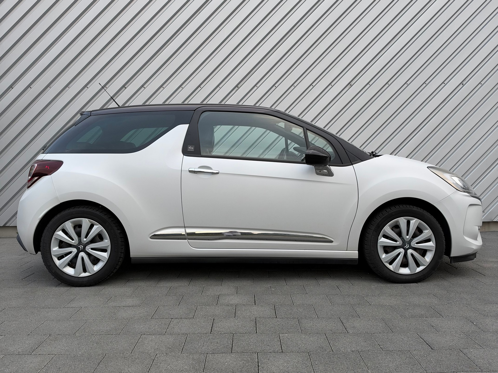DS AUTOMOBILES DS 3 1.2 PureTech Faubourg Addict EAT GIVENCHY-image-1