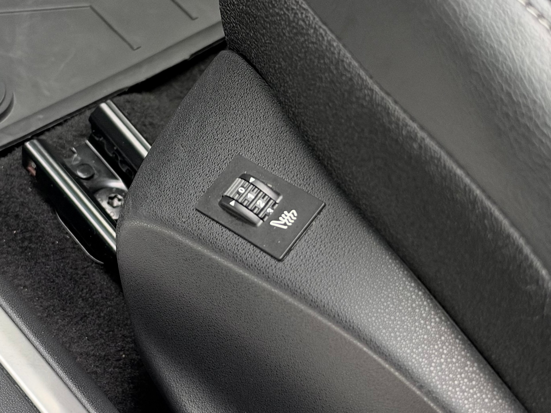DS AUTOMOBILES DS 3 1.2 PureTech Faubourg Addict EAT GIVENCHY-image-12