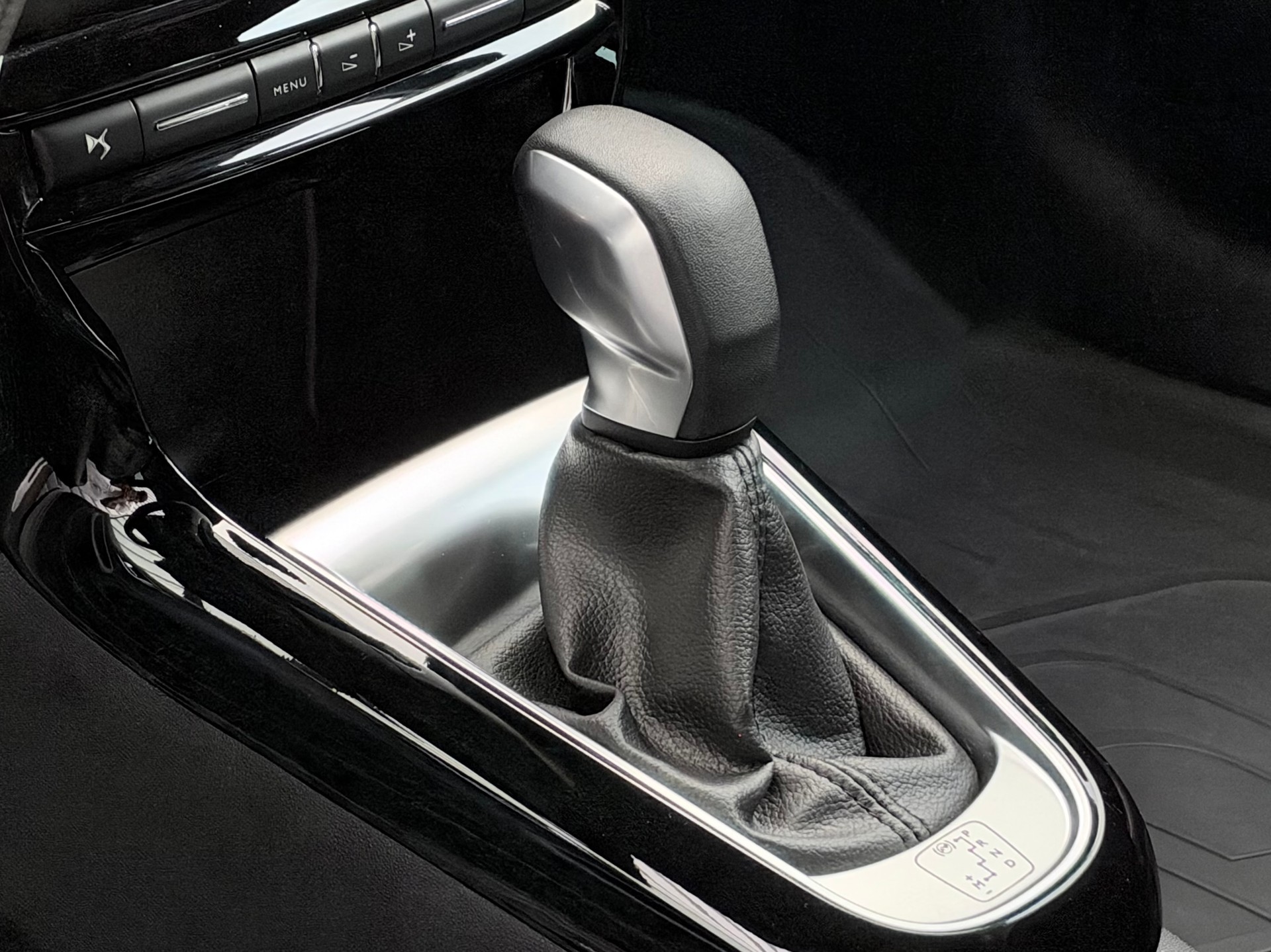DS AUTOMOBILES DS 3 1.2 PureTech Faubourg Addict EAT GIVENCHY-image-6
