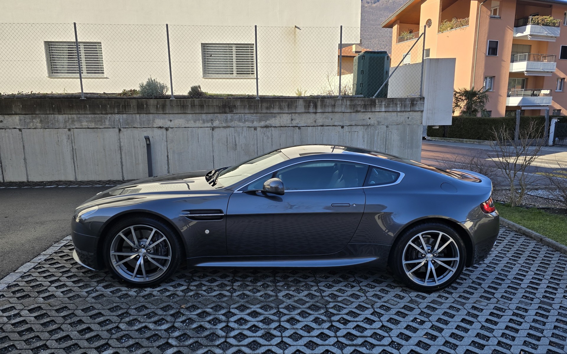 ASTON MARTIN V8 Vantage 4.7 Sportshift-image-4