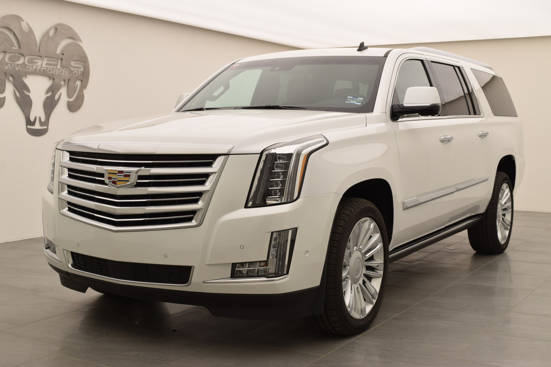 CADILLAC Escalade 6.2 ESV Platinum-showroom-element-1
