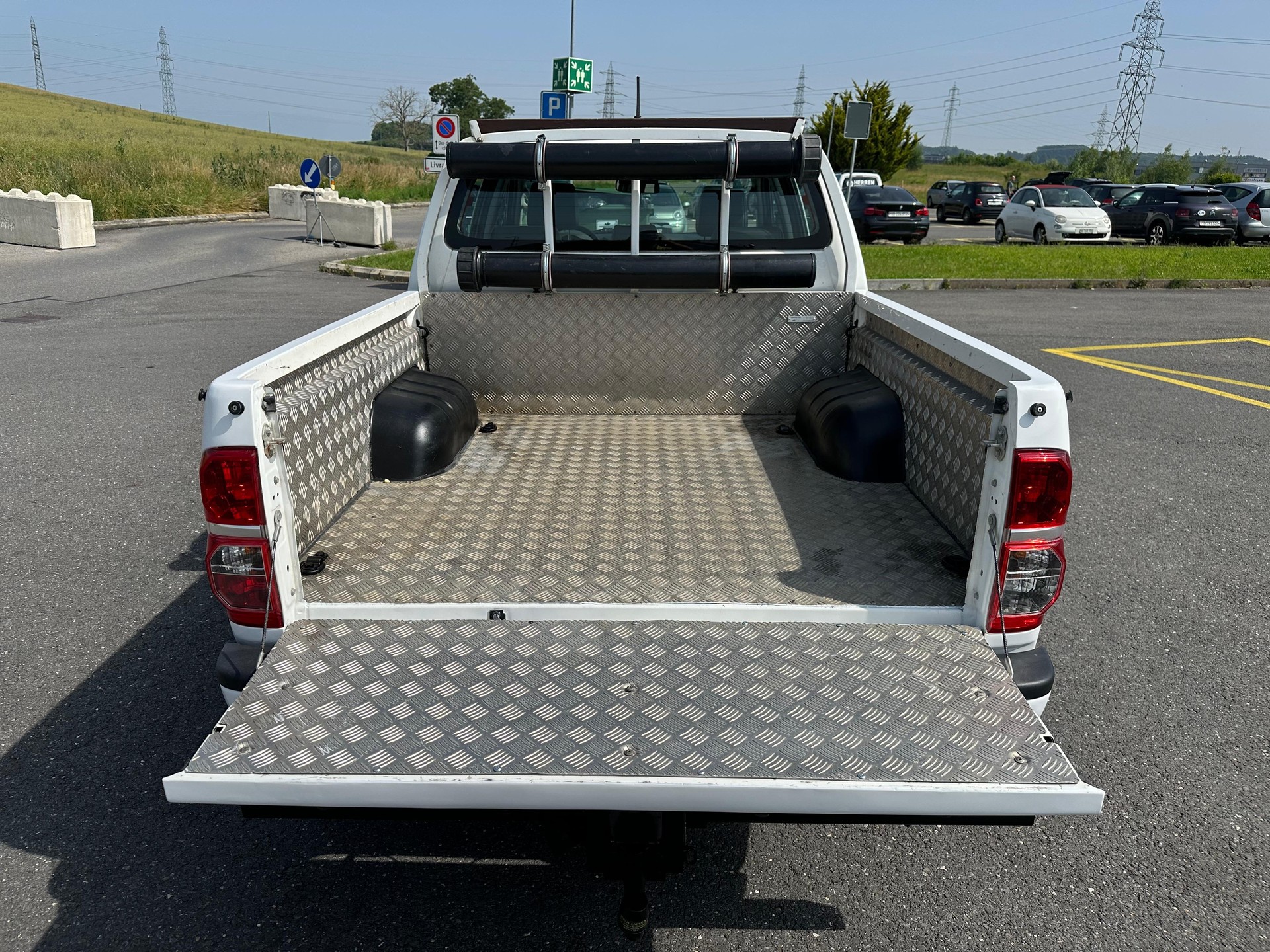 TOYOTA Hilux 2.5D 4WD Double Cab Luna-image-14