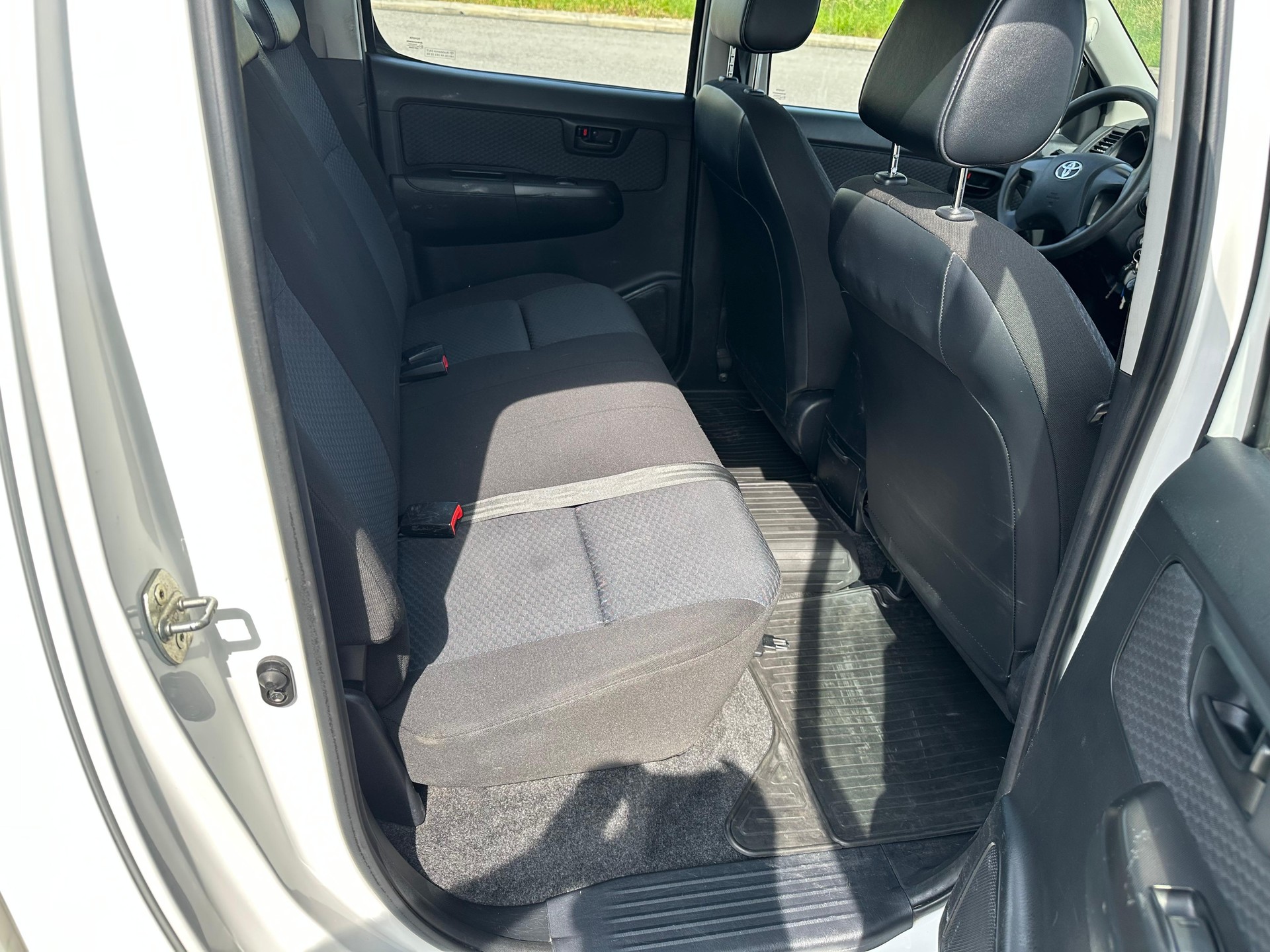 TOYOTA Hilux 2.5D 4WD Double Cab Luna-image-30