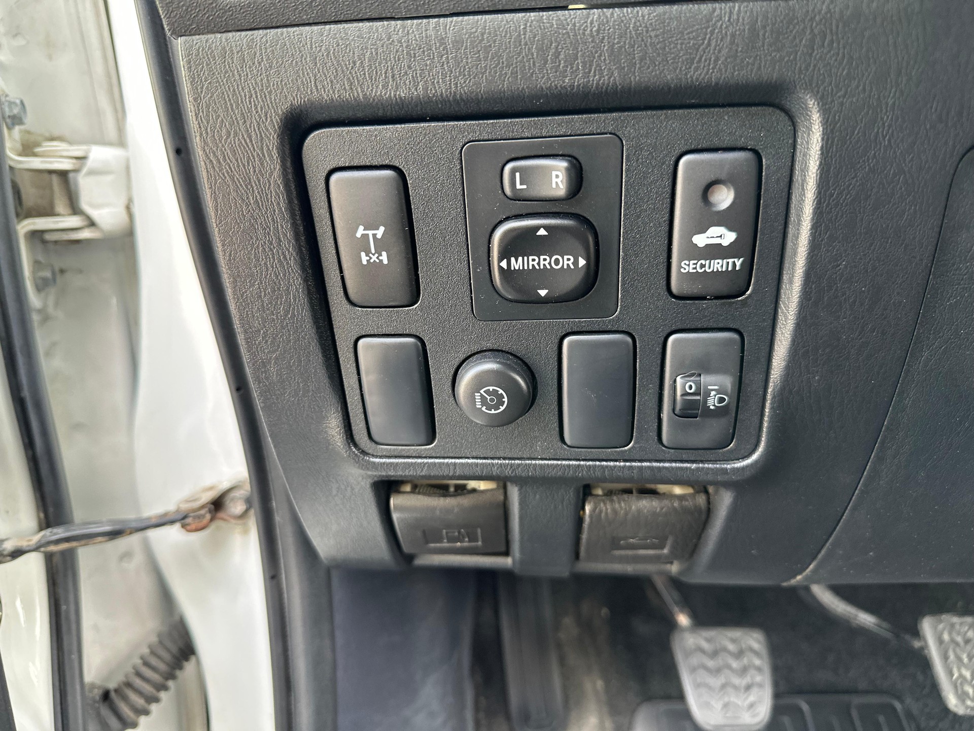 TOYOTA Hilux 2.5D 4WD Double Cab Luna-image-26