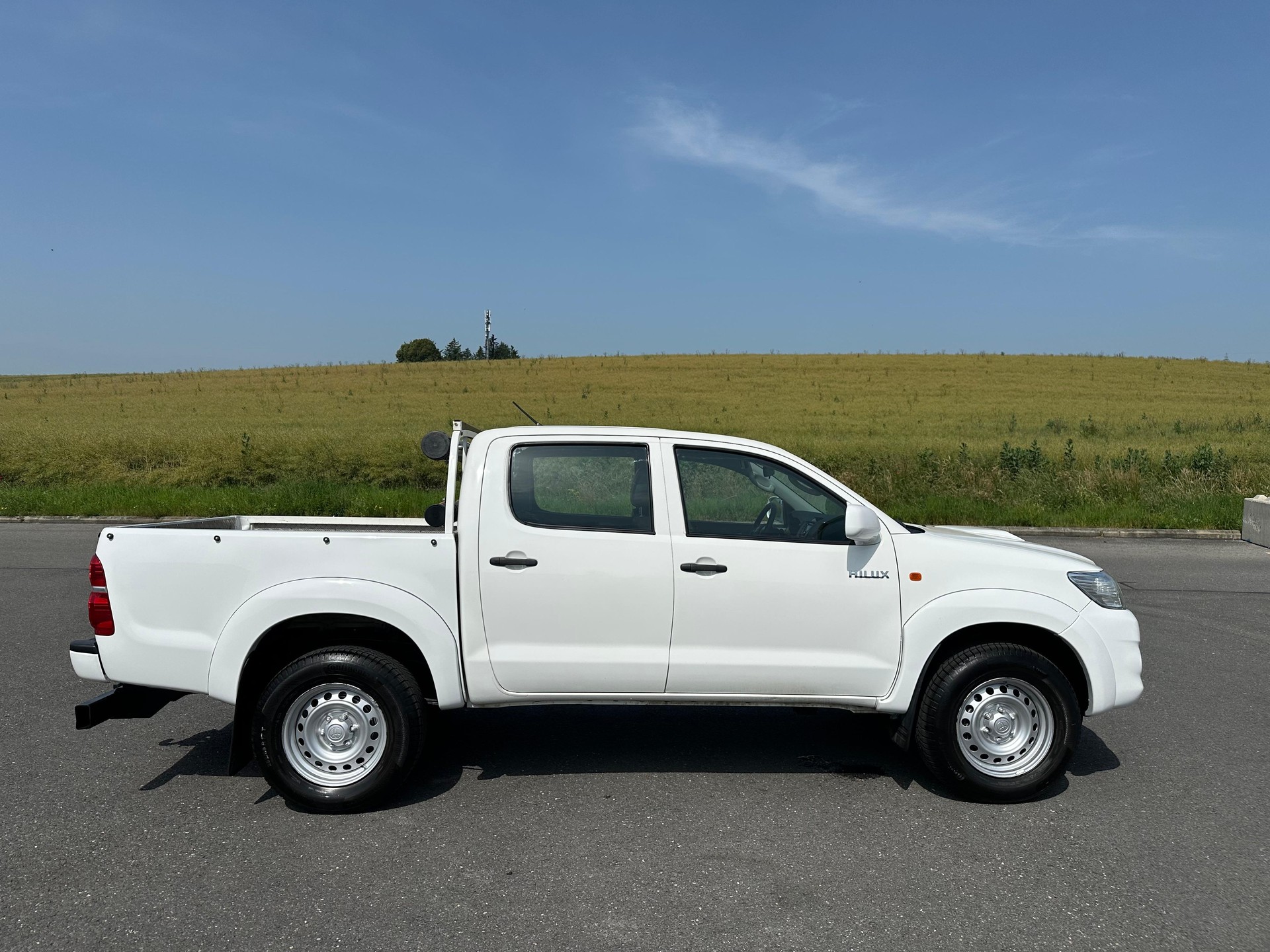 TOYOTA Hilux 2.5D 4WD Double Cab Luna-image-8