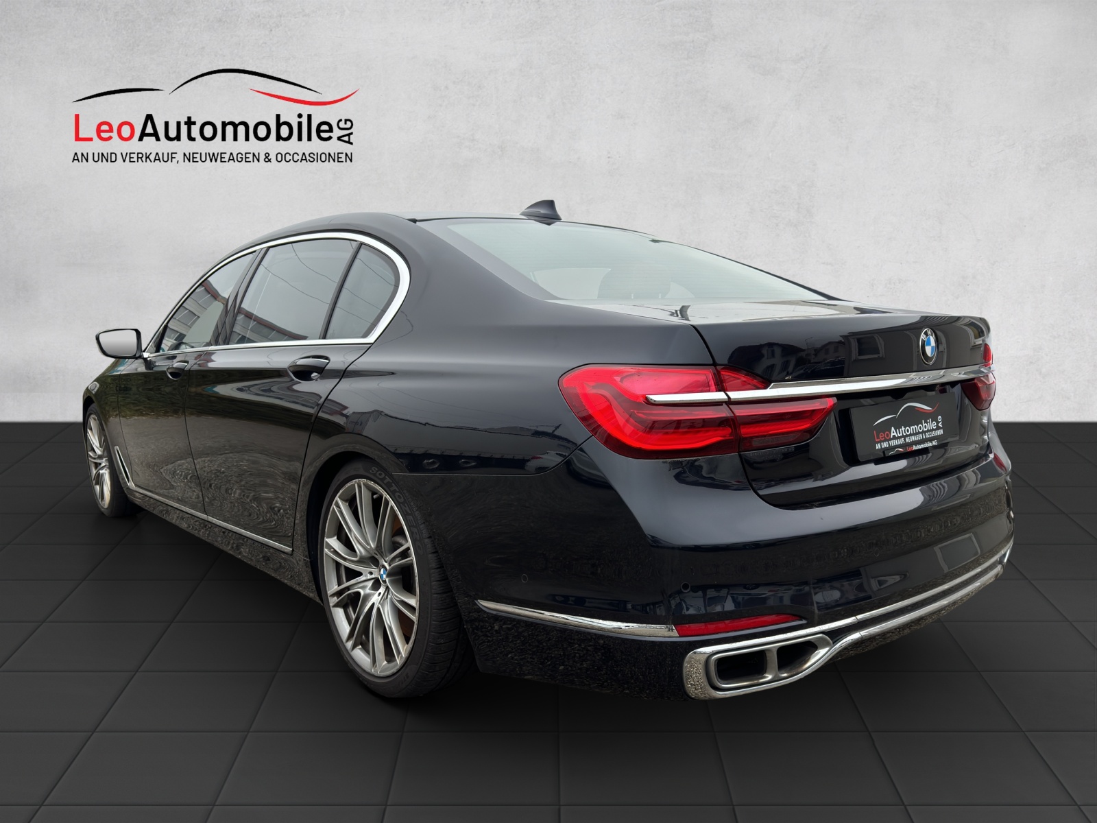 BMW M760Li xDrive Steptronic-showroom-element-2