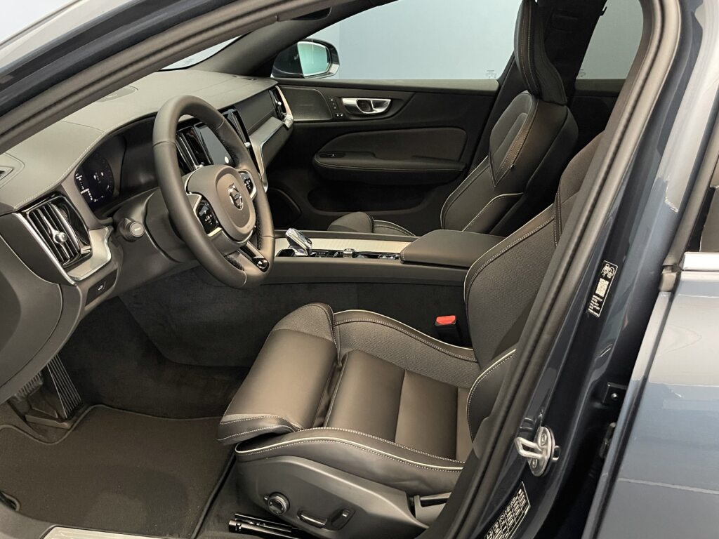 VOLVO V60 2.0 B4 Ultra Bright-image-6