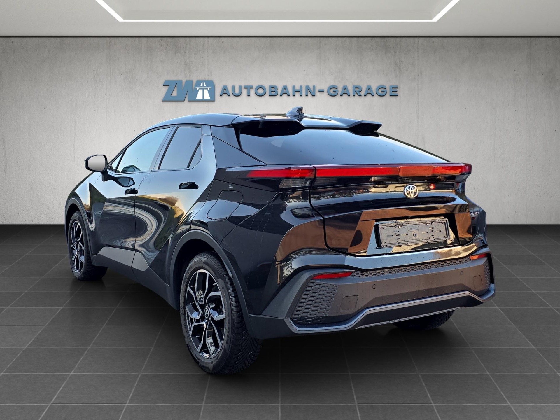 TOYOTA C-HR 2.0 PHEV Swiss Edition-image-2