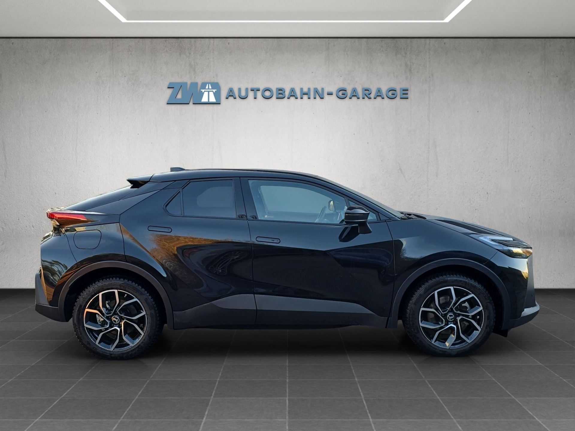 TOYOTA C-HR 2.0 PHEV Swiss Edition-image-5