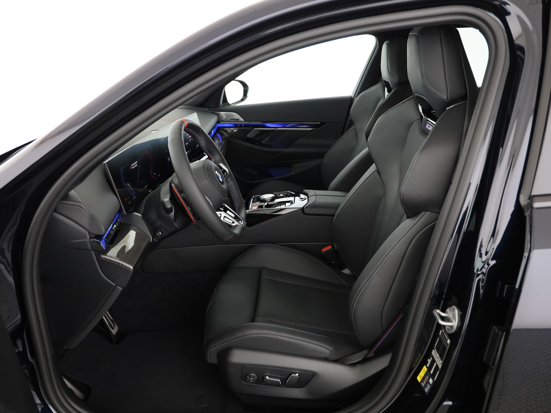 BMW M5 xDrive Touring-showroom-element-3