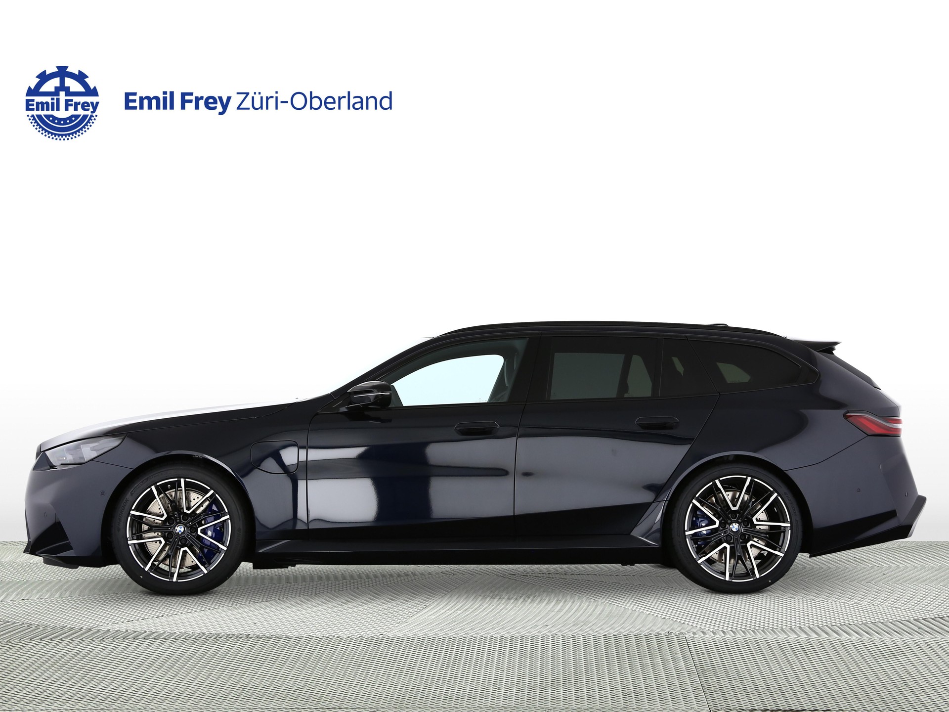 BMW M5 xDrive Touring-showroom-element-1
