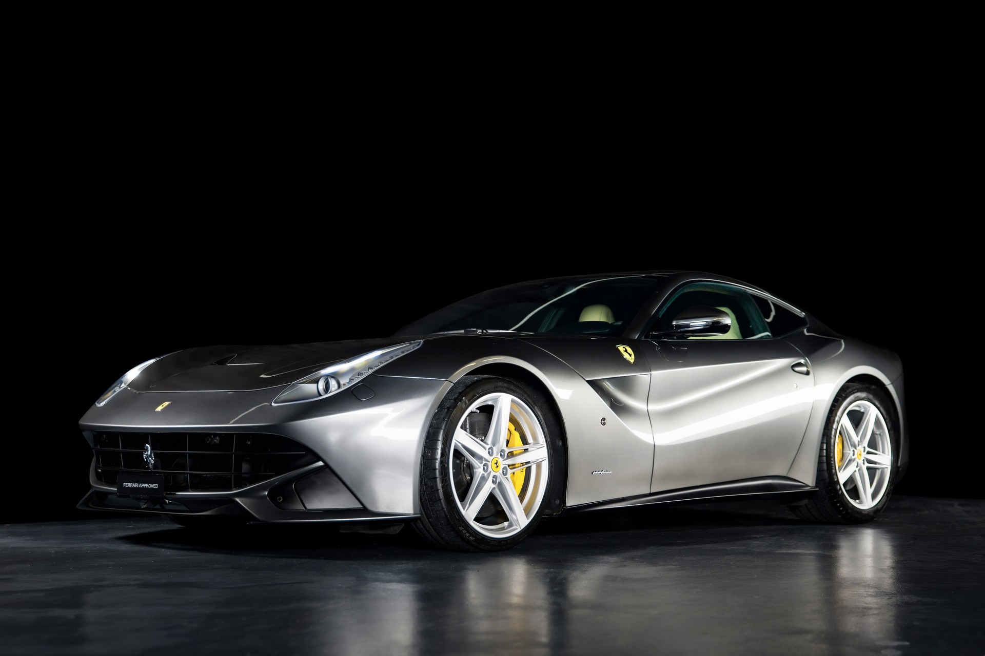 FERRARI F12 Berlinetta-showroom-element-1