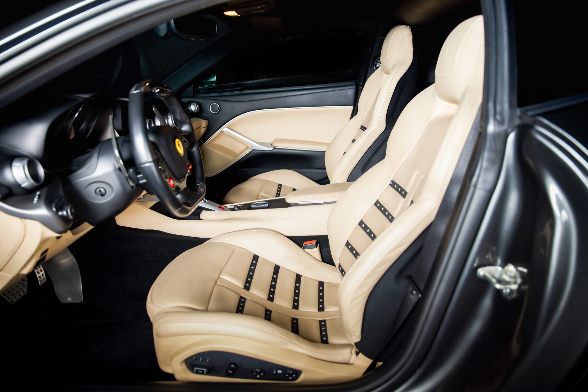 FERRARI F12 Berlinetta-image-14