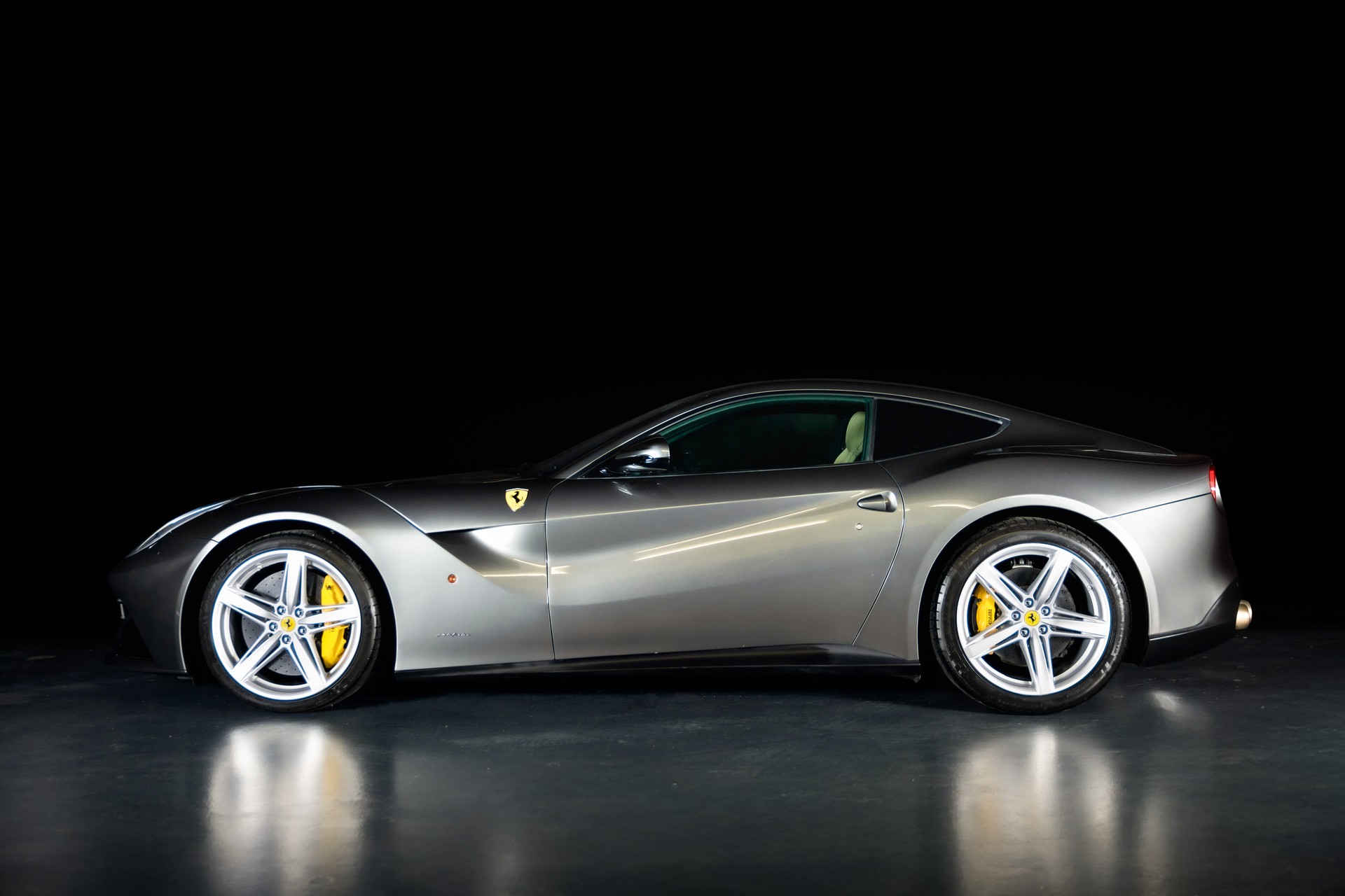FERRARI F12 Berlinetta-showroom-element-2