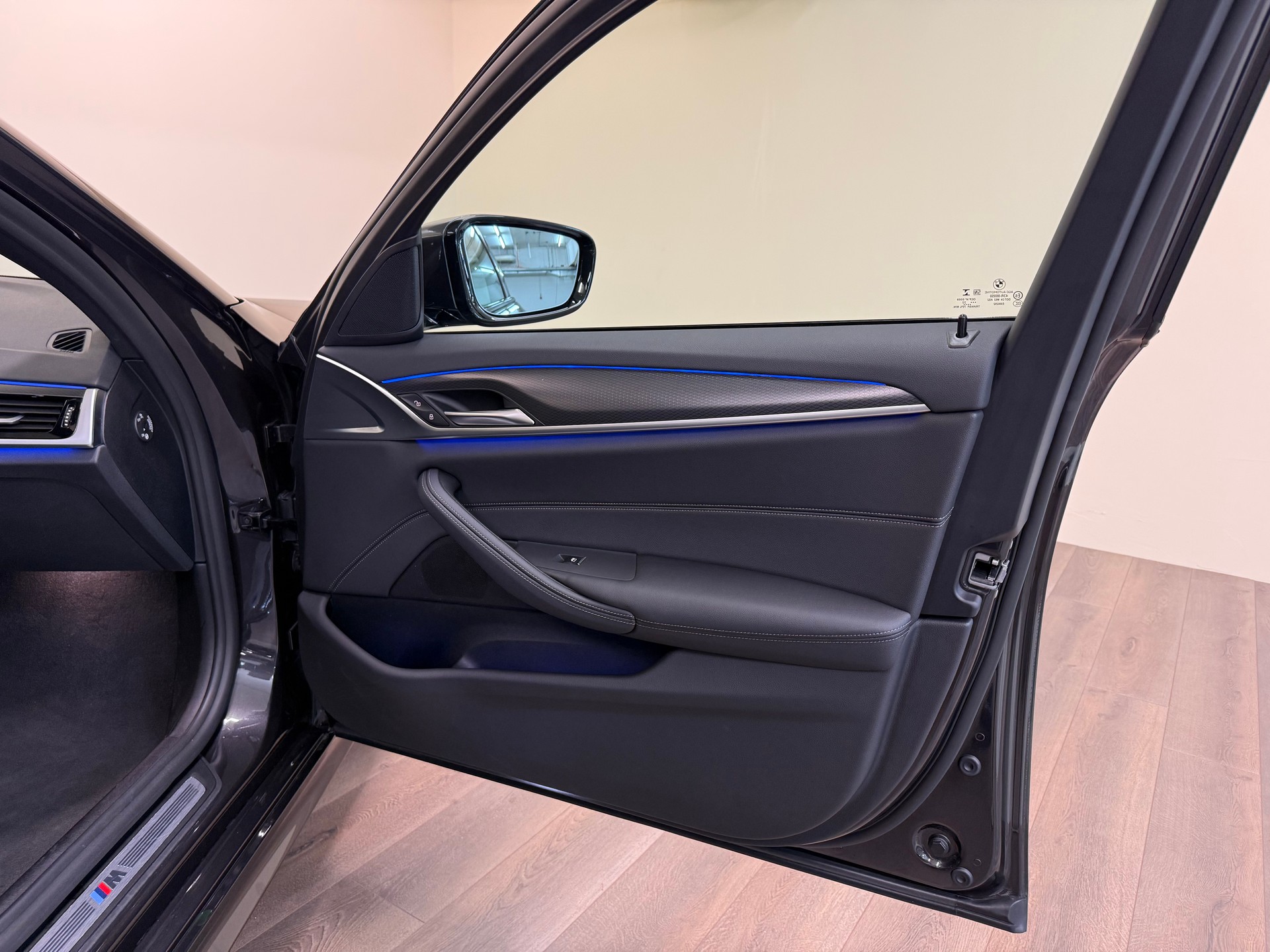 BMW 530i xDrive 48V Touring M Sport Pro Steptronic-image-24