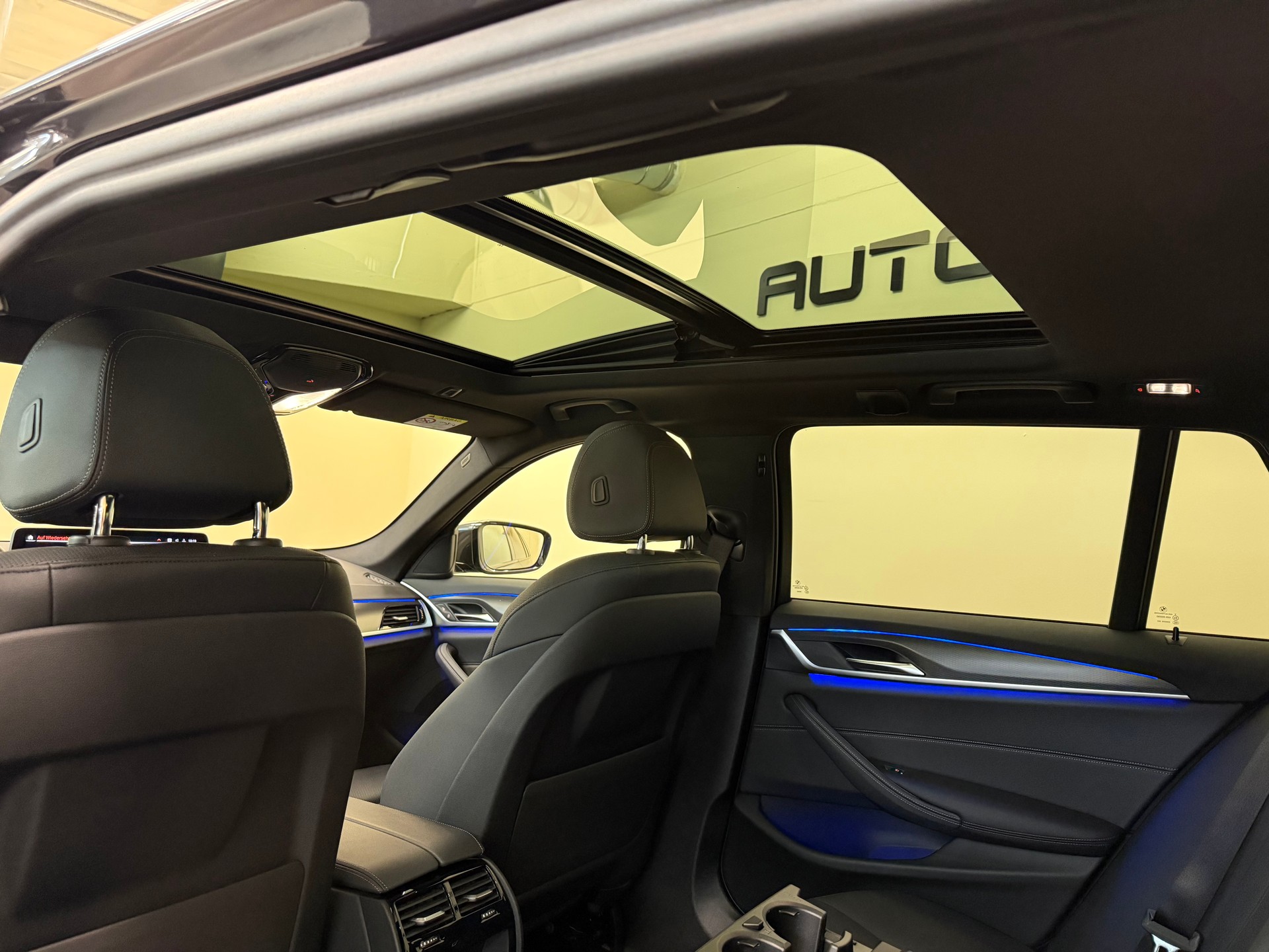 BMW 530i xDrive 48V Touring M Sport Pro Steptronic-image-17