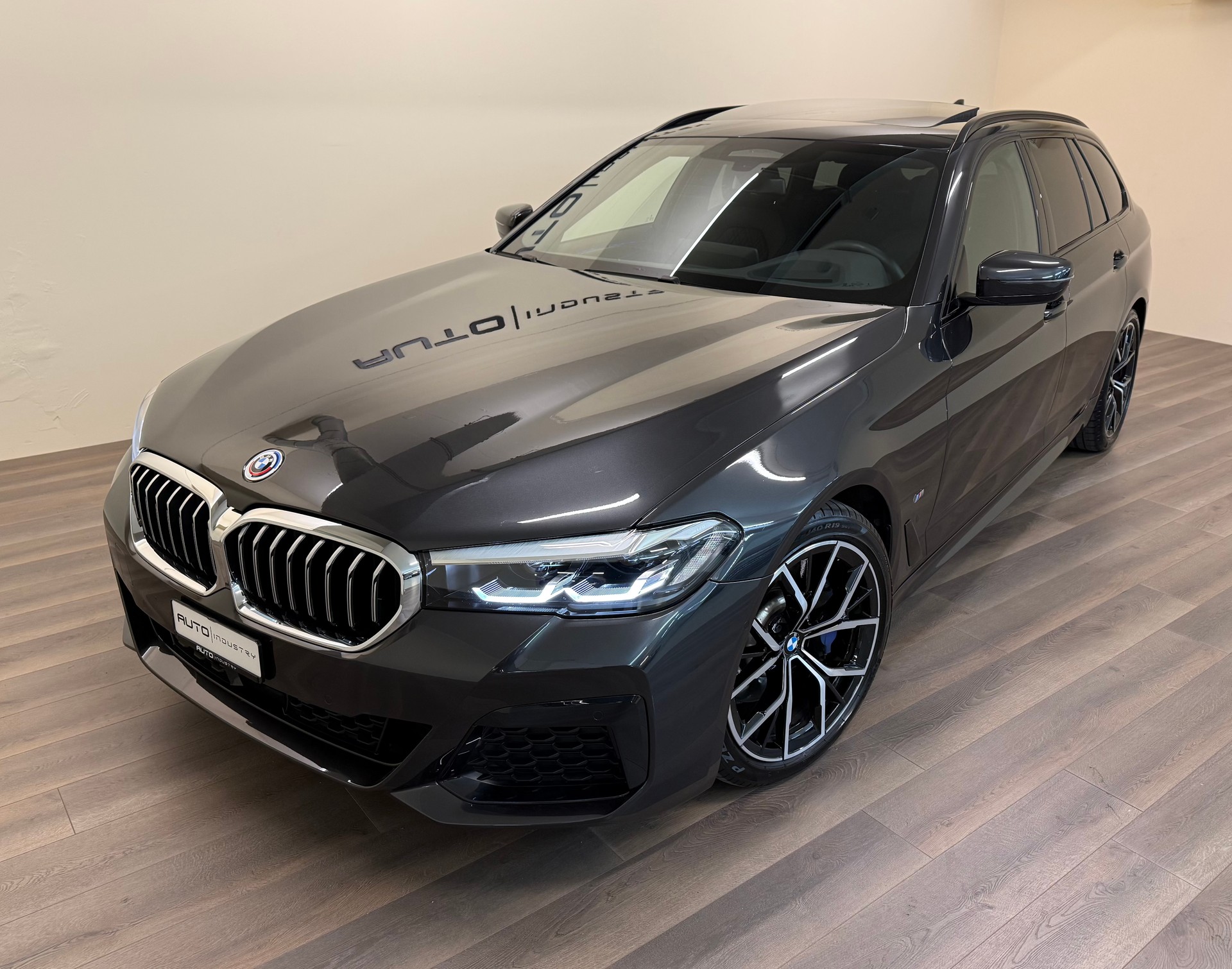 BMW 530i xDrive 48V Touring M Sport Pro Steptronic-showroom-element-1