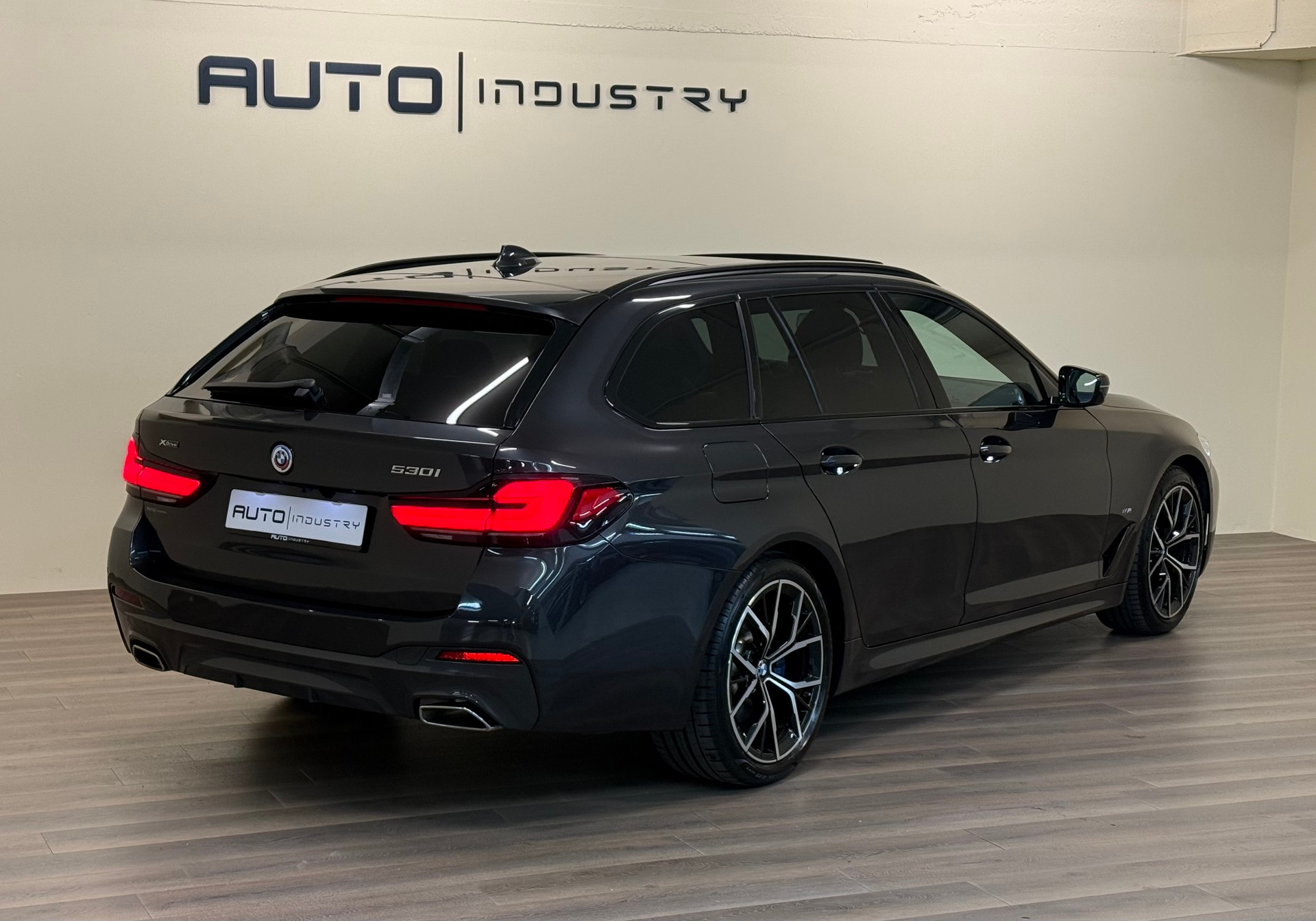 BMW 530i xDrive 48V Touring M Sport Pro Steptronic-showroom-element-3