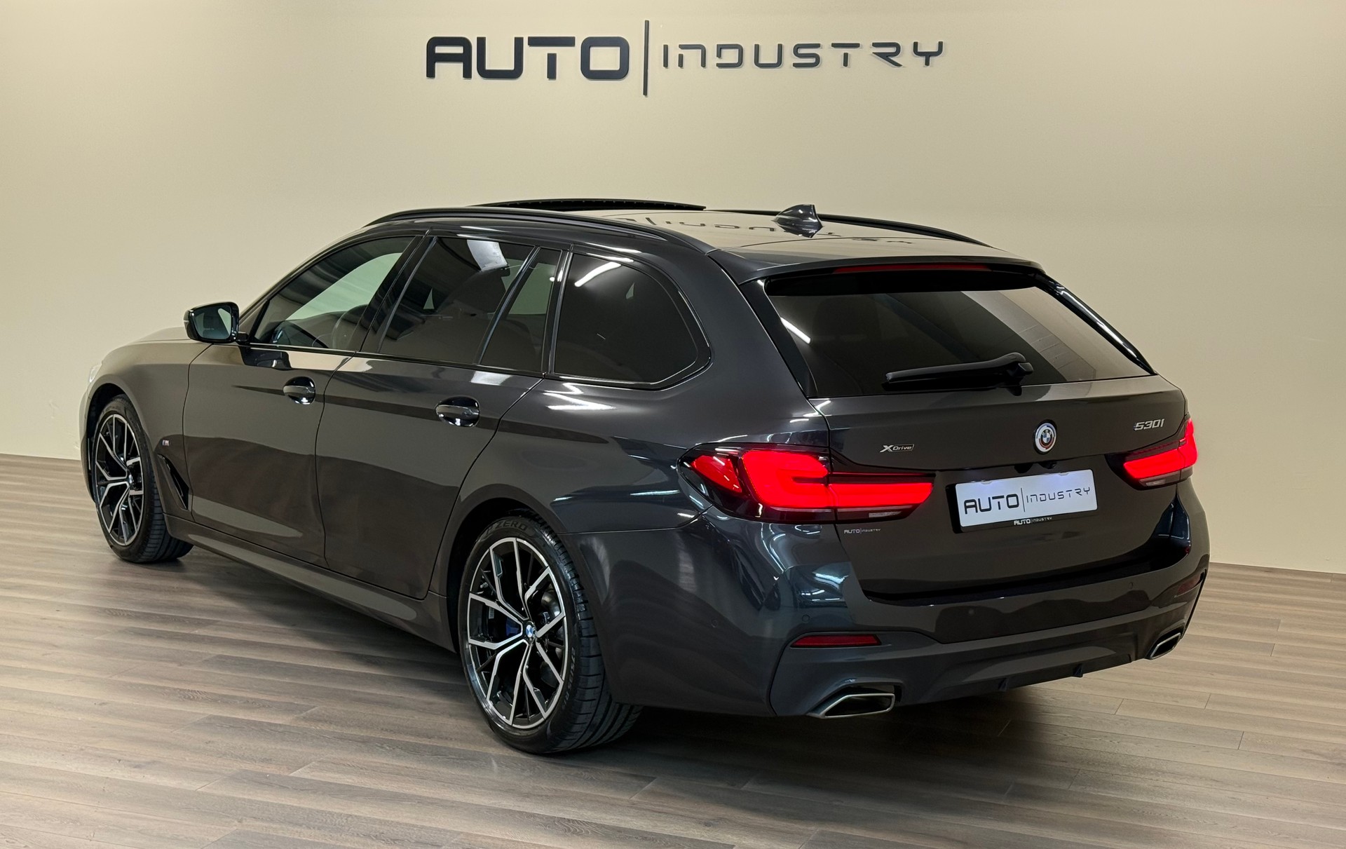 BMW 530i xDrive 48V Touring M Sport Pro Steptronic-image-11
