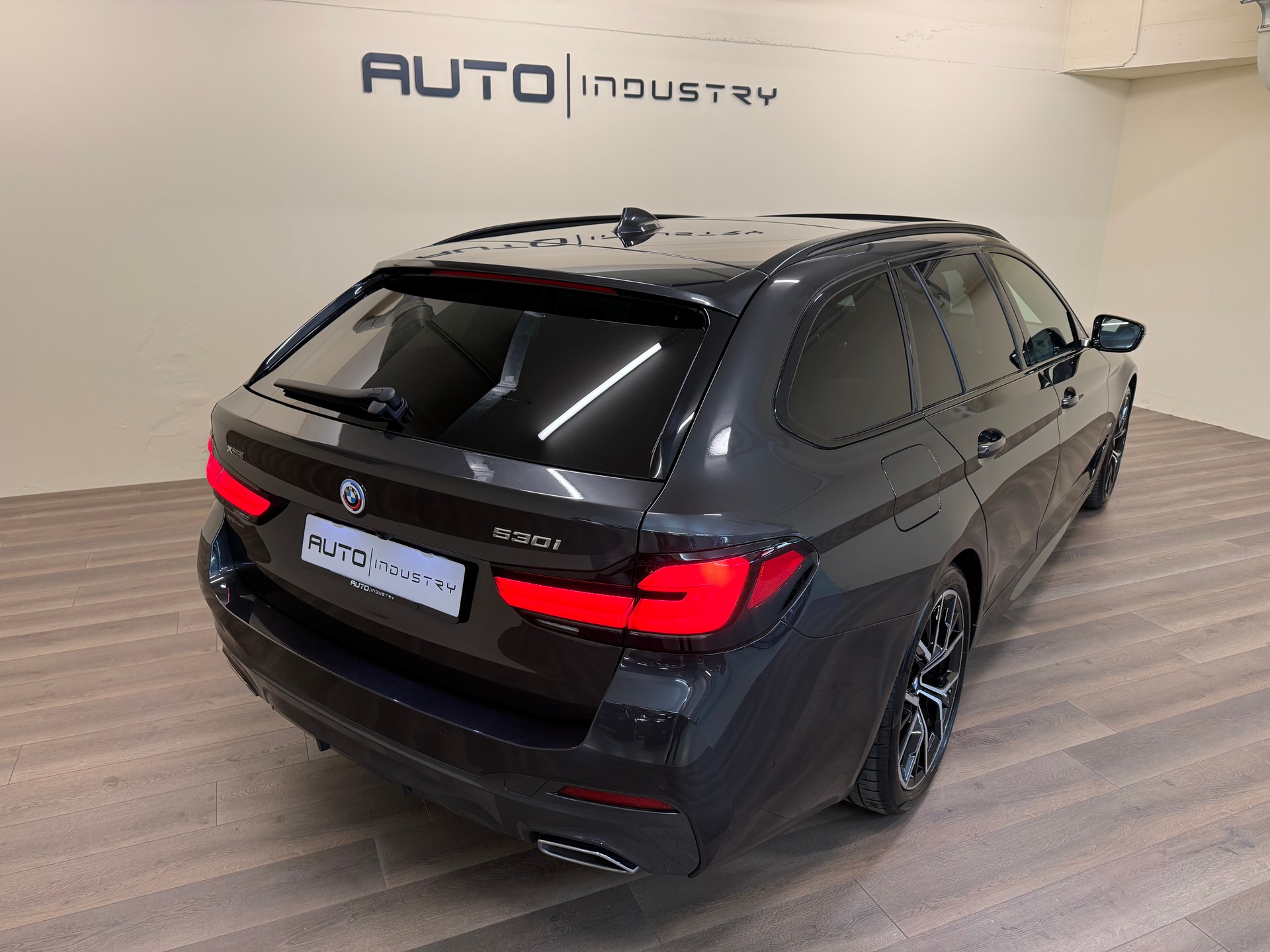 BMW 530i xDrive 48V Touring M Sport Pro Steptronic-image-4