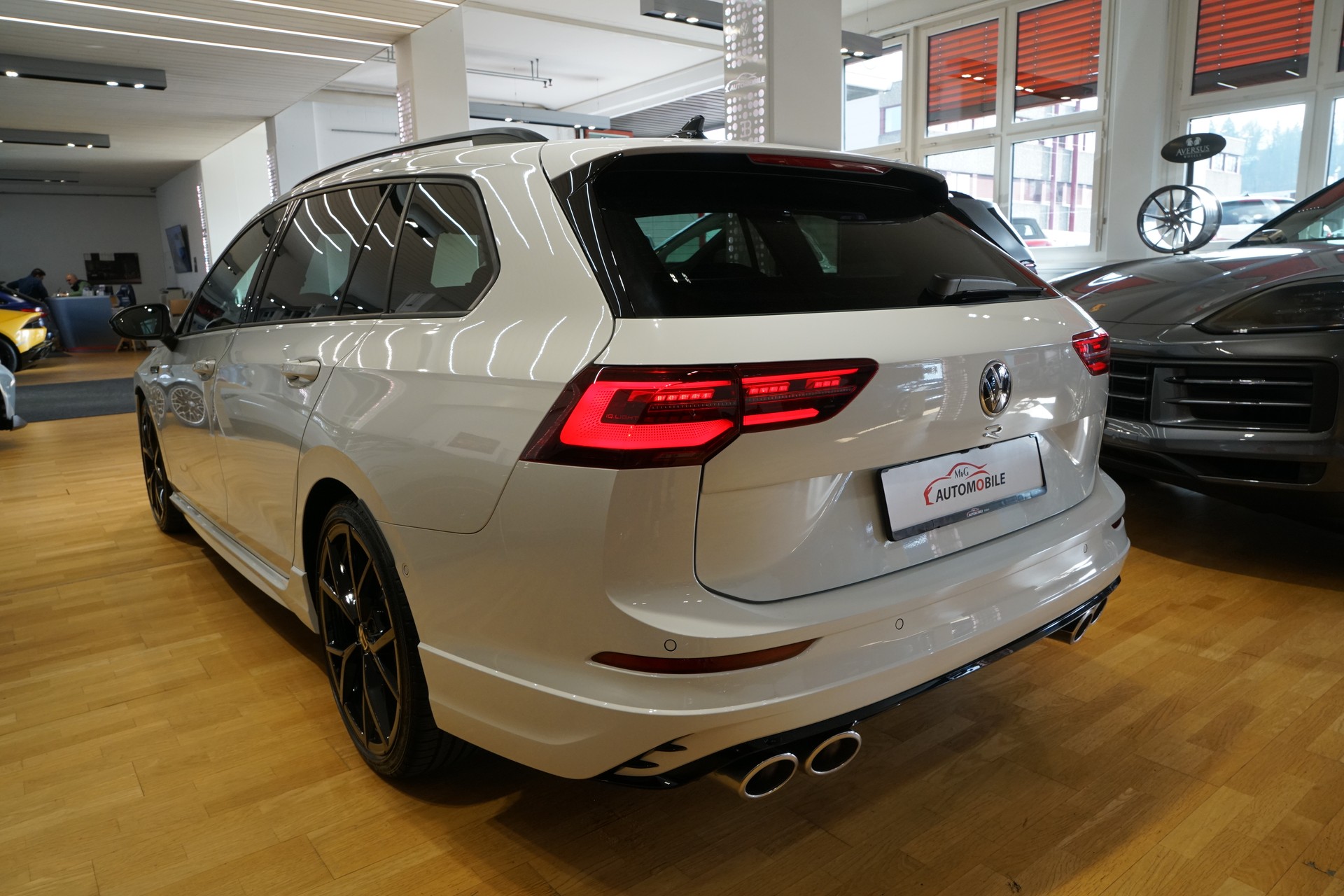 VW Golf Variant 2.0 TSI R DSG 4Motion R-Performancepaket 270 km/h-image-4