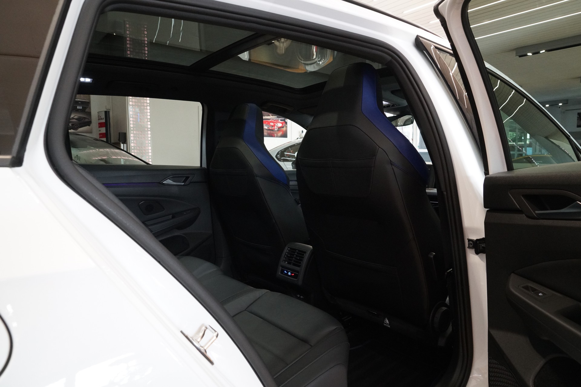 VW Golf Variant 2.0 TSI R DSG 4Motion R-Performancepaket 270 km/h-image-20