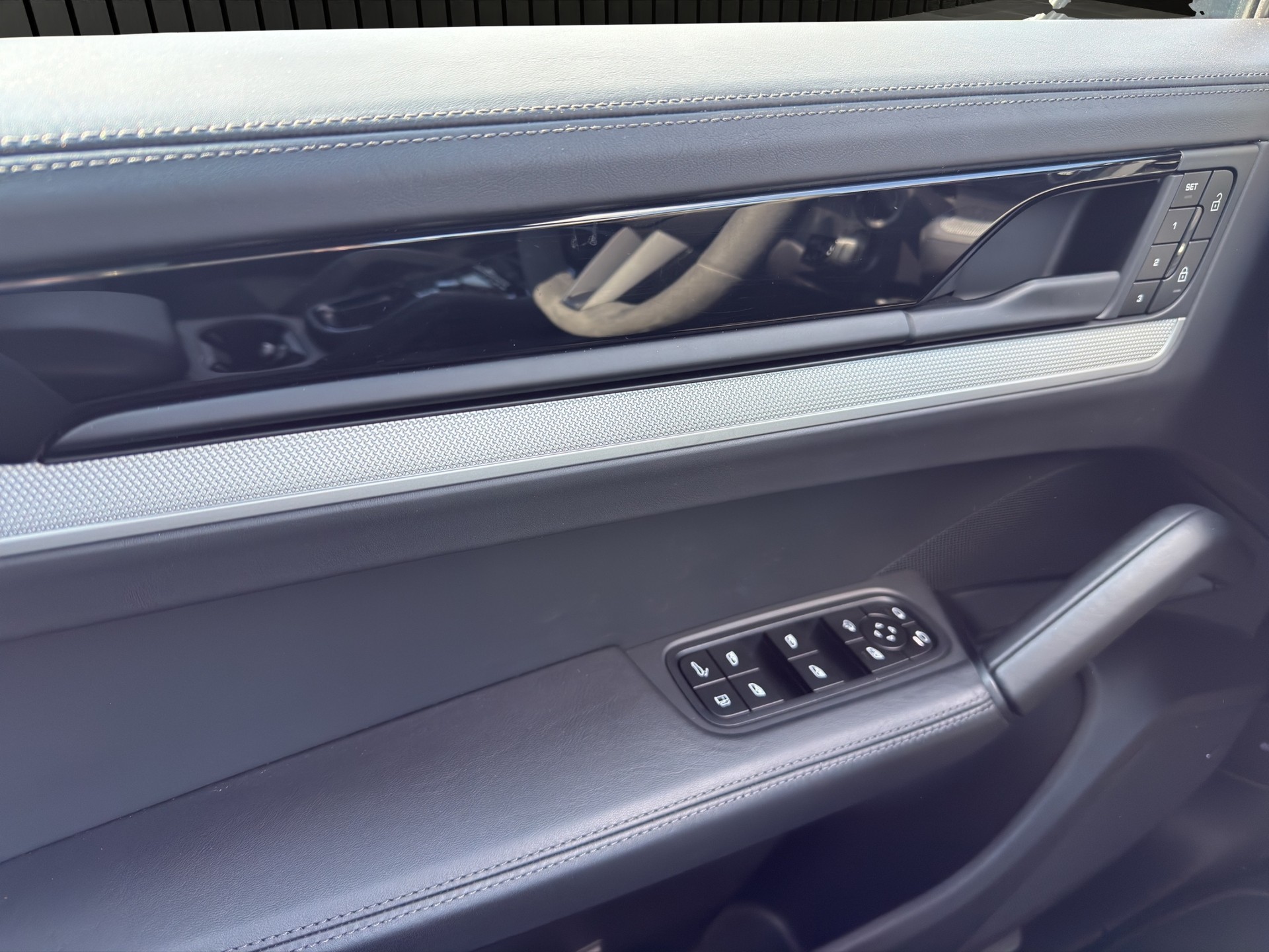 PORSCHE Cayenne E-Hybrid 3.0 V6 E-Hybrid-image-10