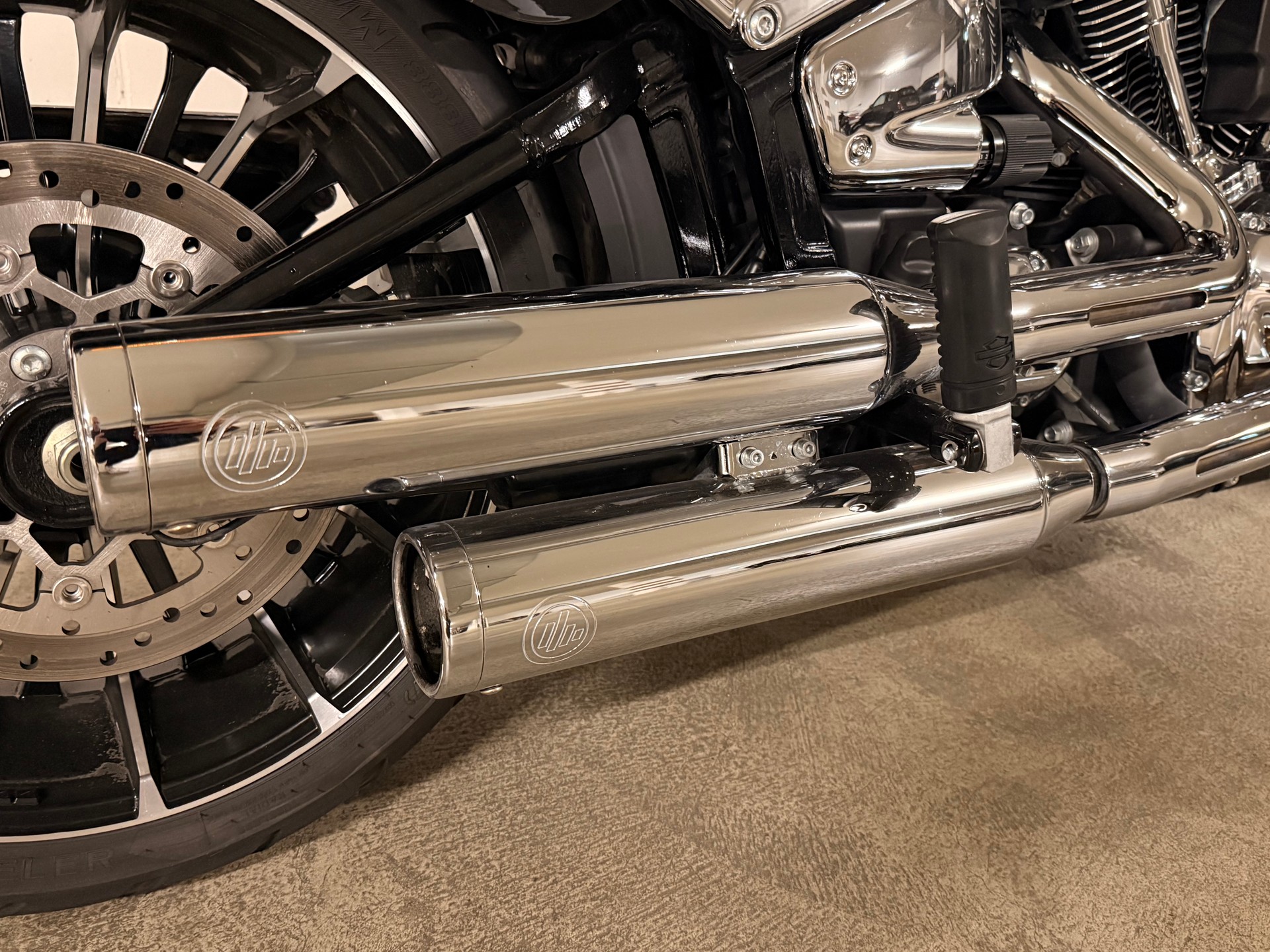 HARLEY-DAVIDSON Breakout 117-image-11