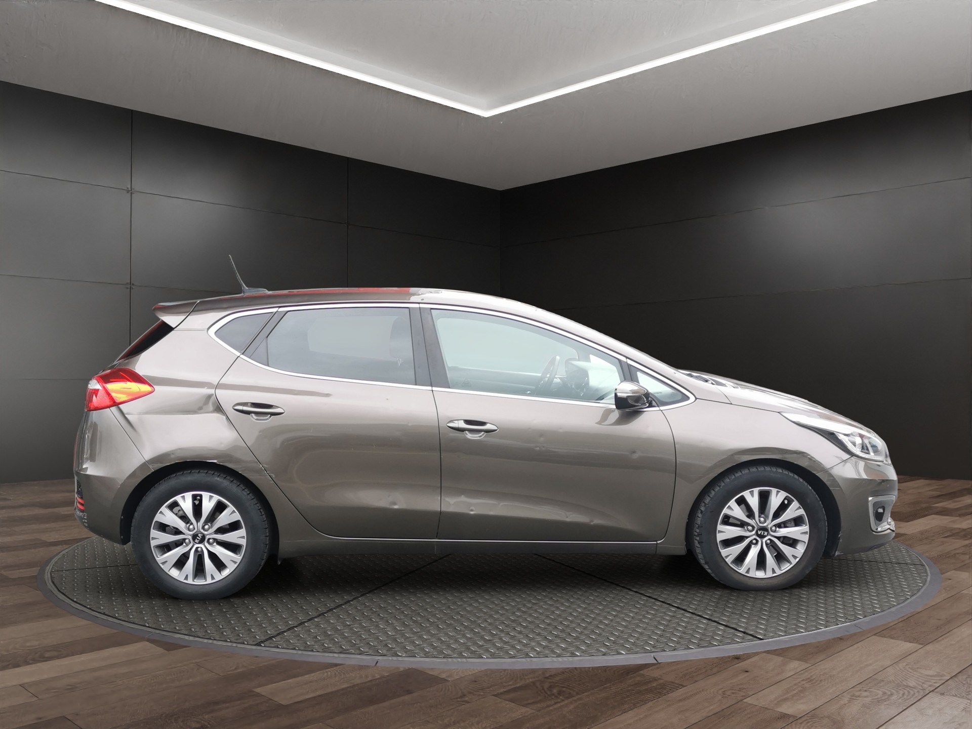 KIA Cee'd 1.6 CRDi Trend DCT-image-4