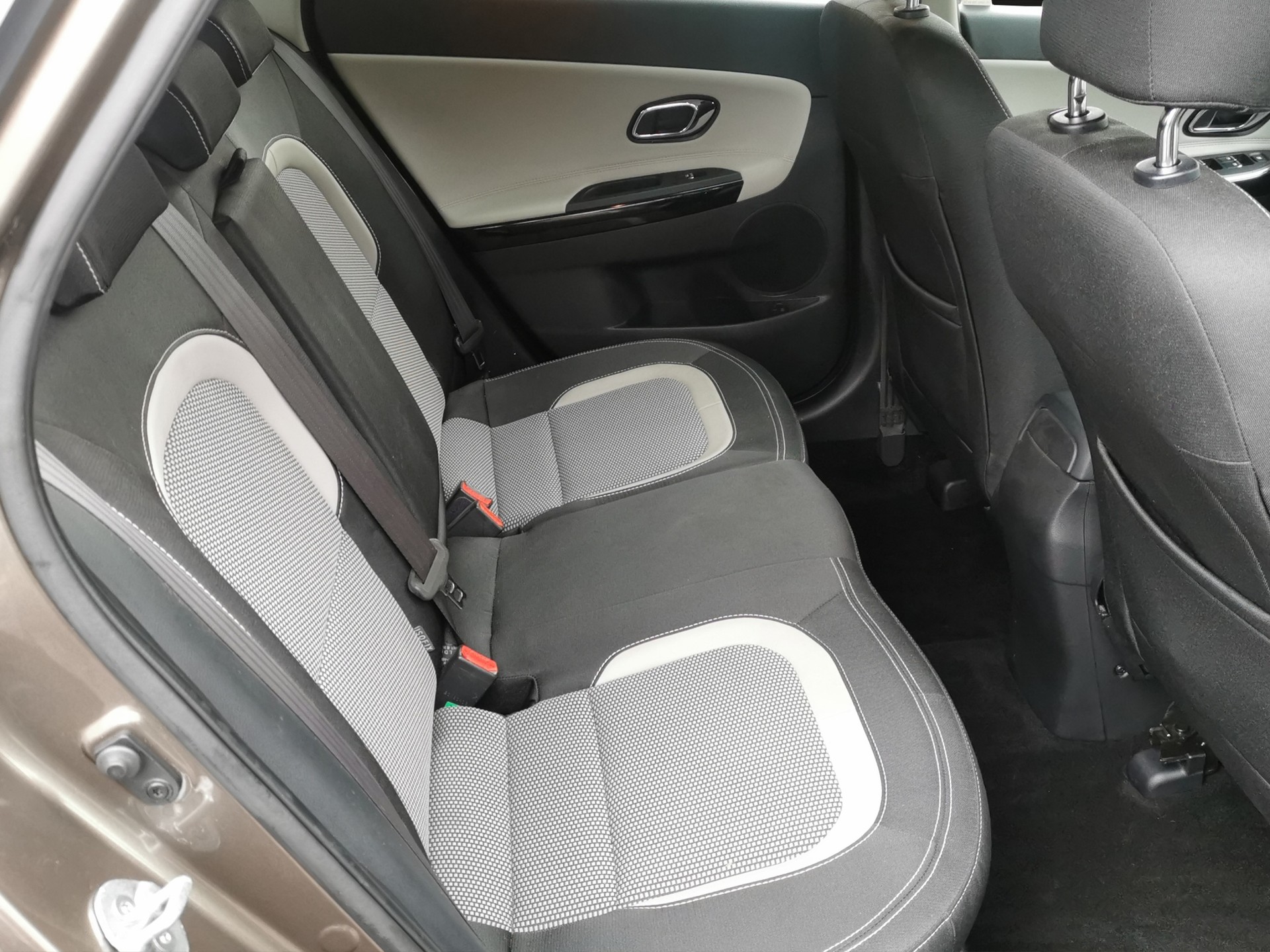 KIA Cee'd 1.6 CRDi Trend DCT-image-13