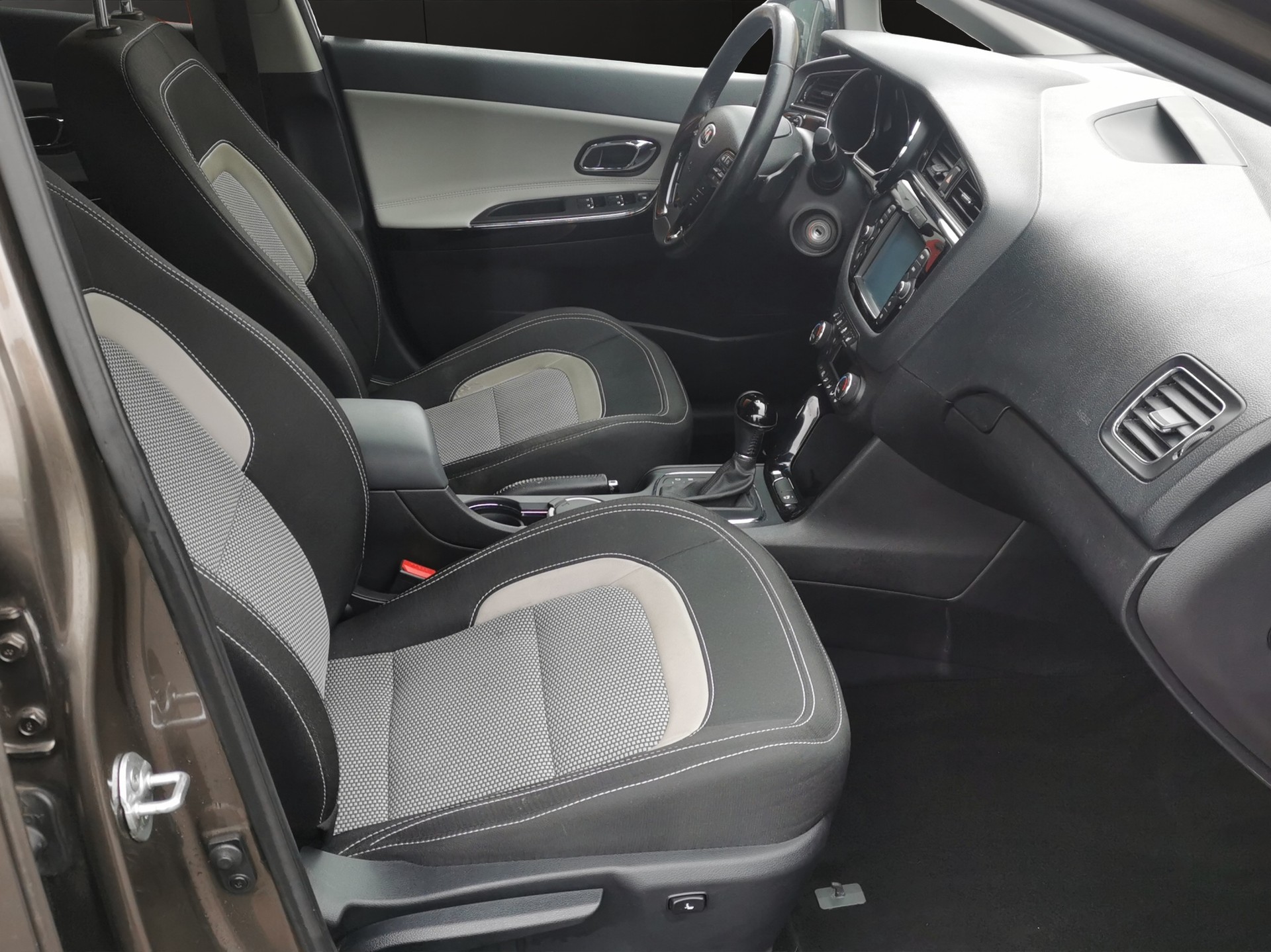 KIA Cee'd 1.6 CRDi Trend DCT-image-12