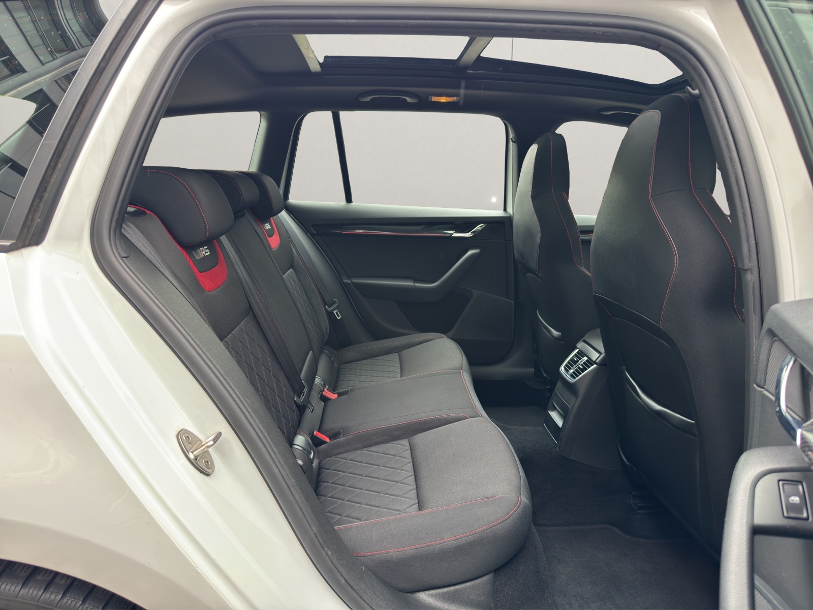 SKODA Octavia Combi 2.0 TDI RS 4x4 DSG-image-13