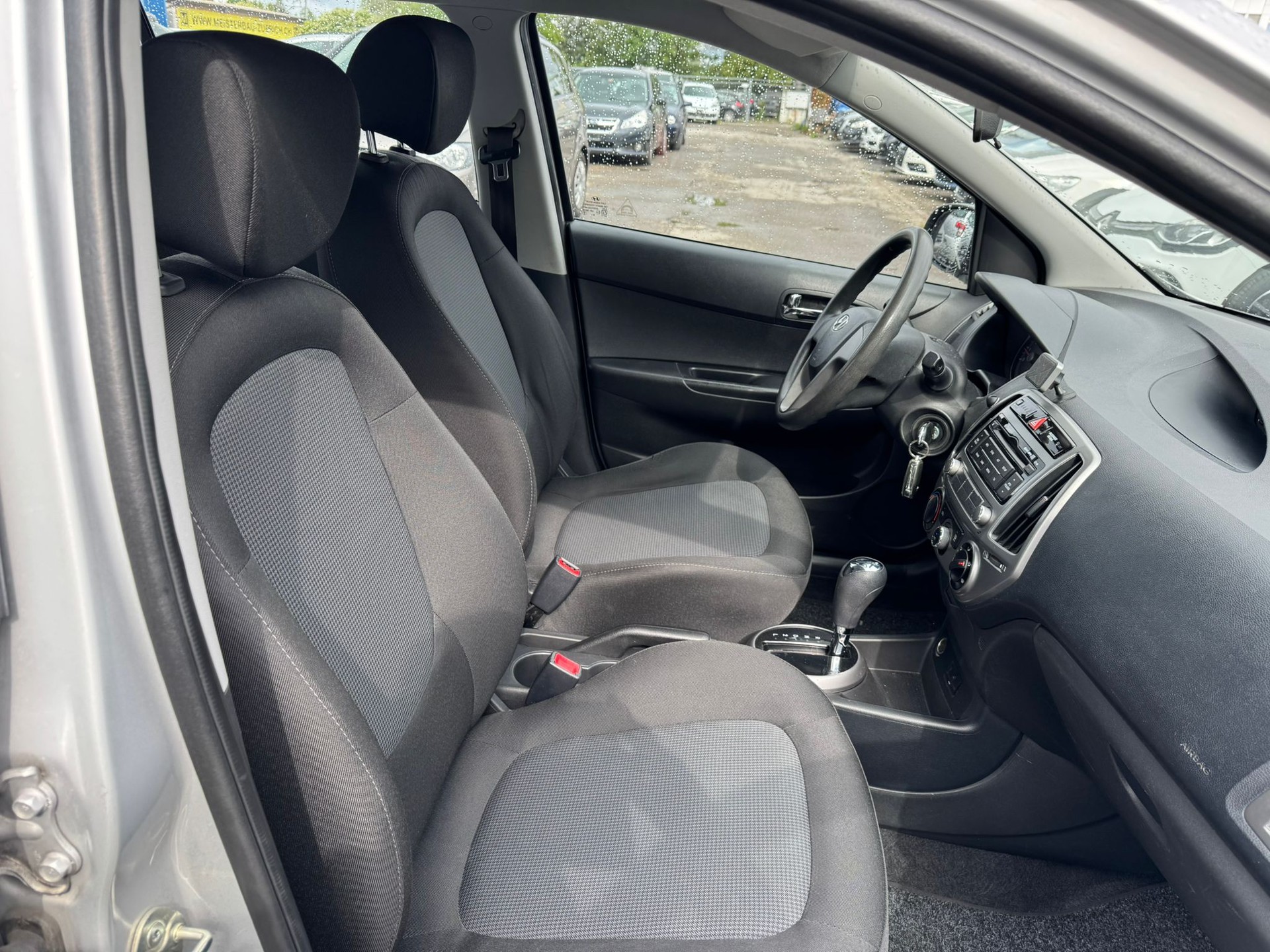 HYUNDAI i20 1.4 Premium Automatic-image-13