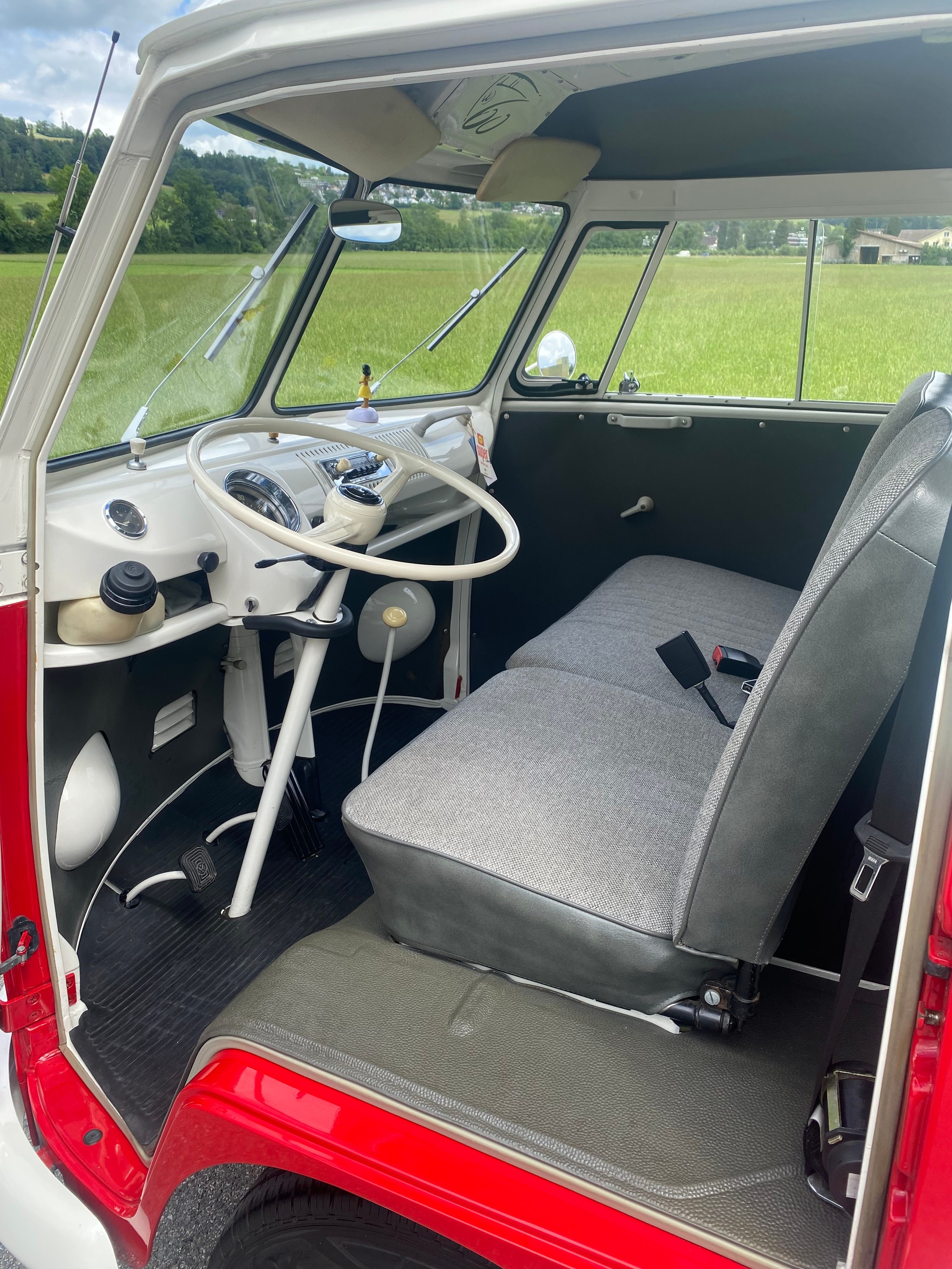 VW Bus mit Doppelschiebetüren-image-2
