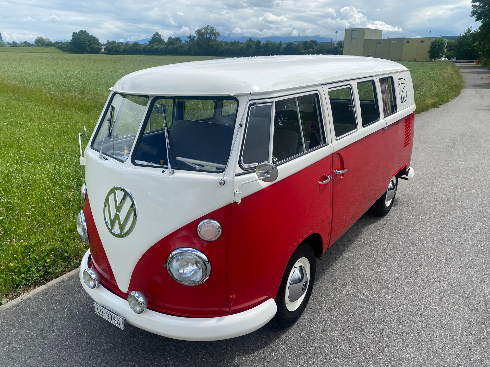 VW Bus mit Doppelschiebetüren-image-1