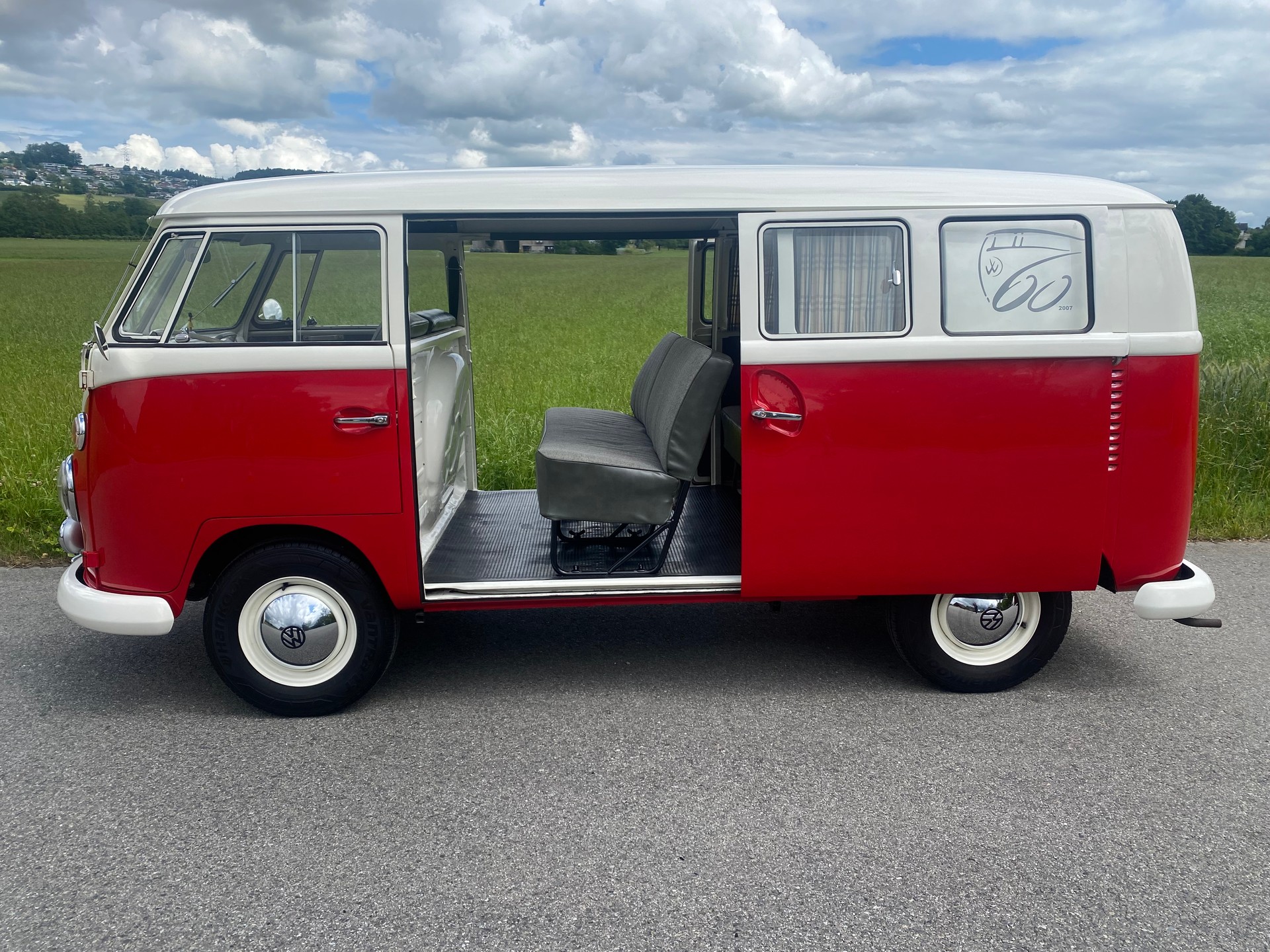 VW Bus mit Doppelschiebetüren