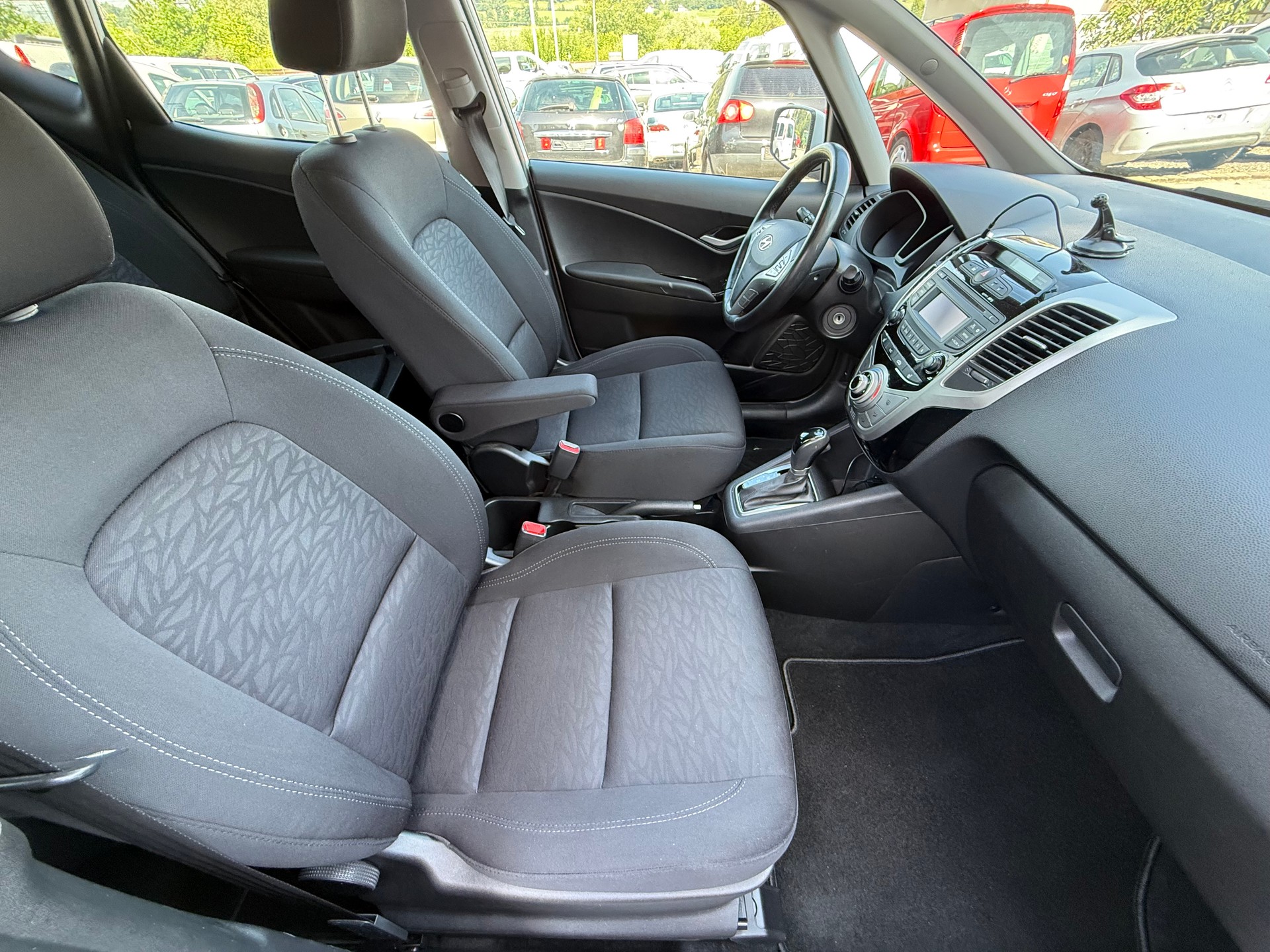 HYUNDAI iX20 1.6 Amplia Automatic-image-7