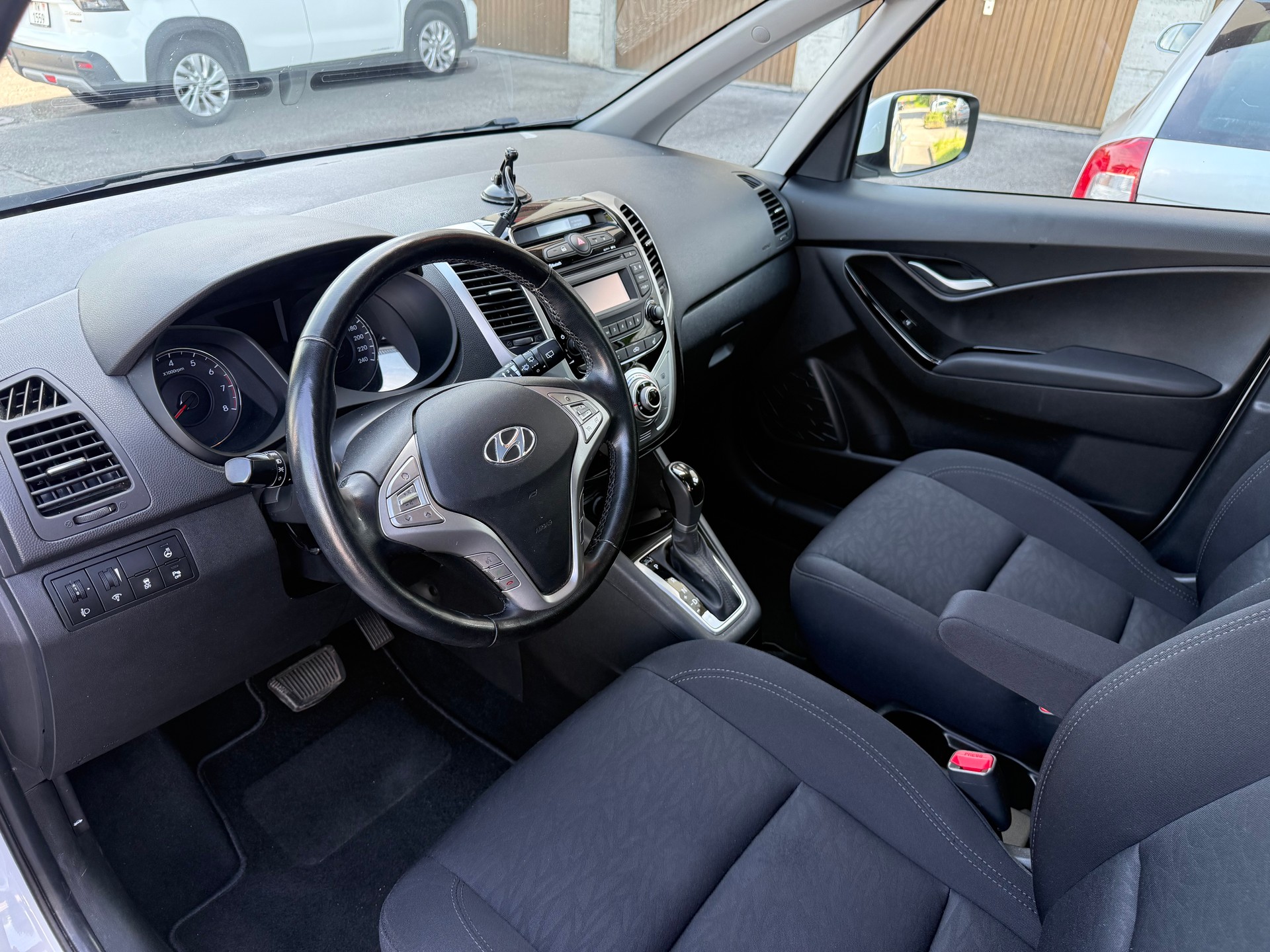 HYUNDAI iX20 1.6 Amplia Automatic-image-9