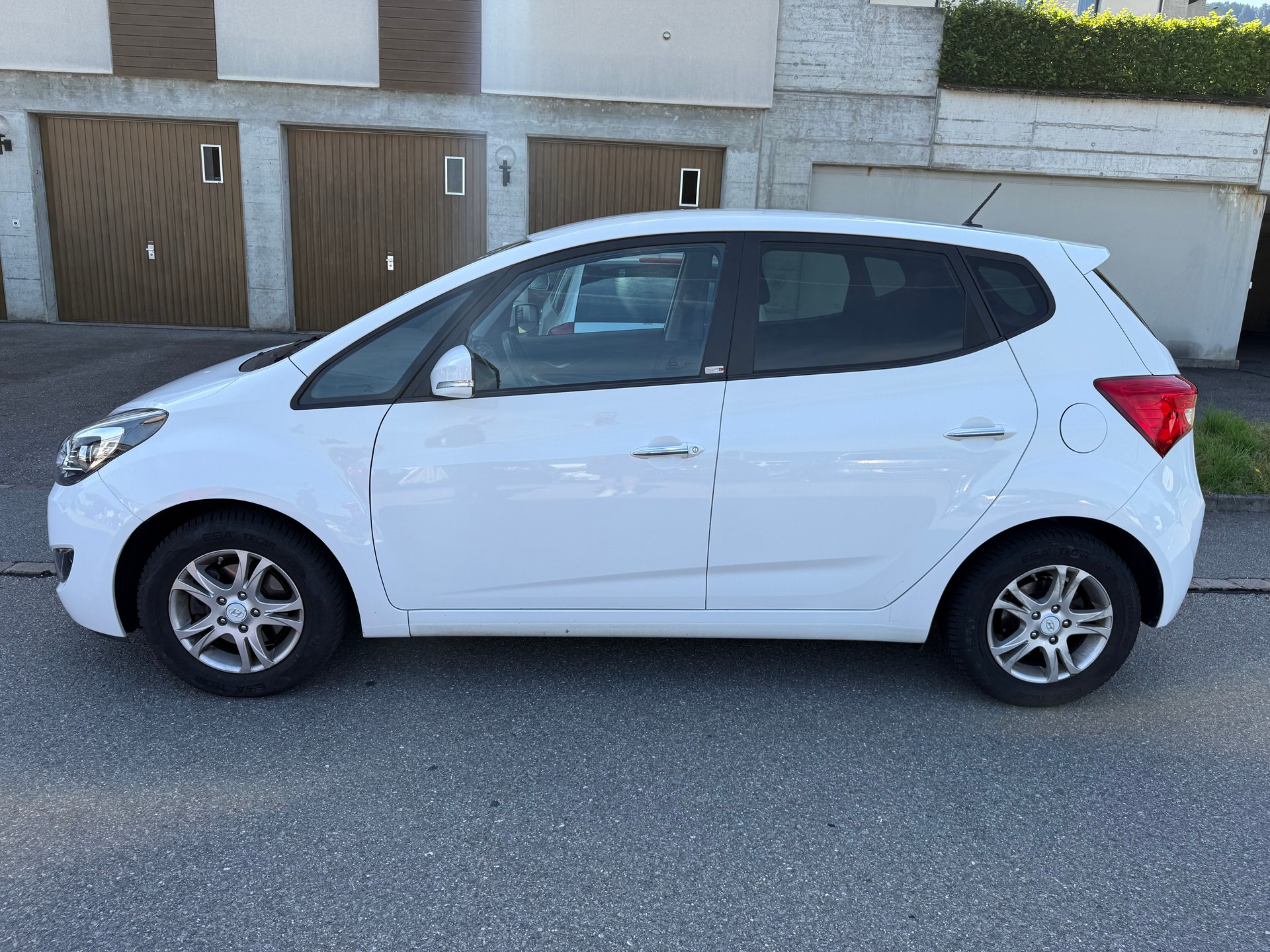 HYUNDAI iX20 1.6 Amplia Automatic-image-3
