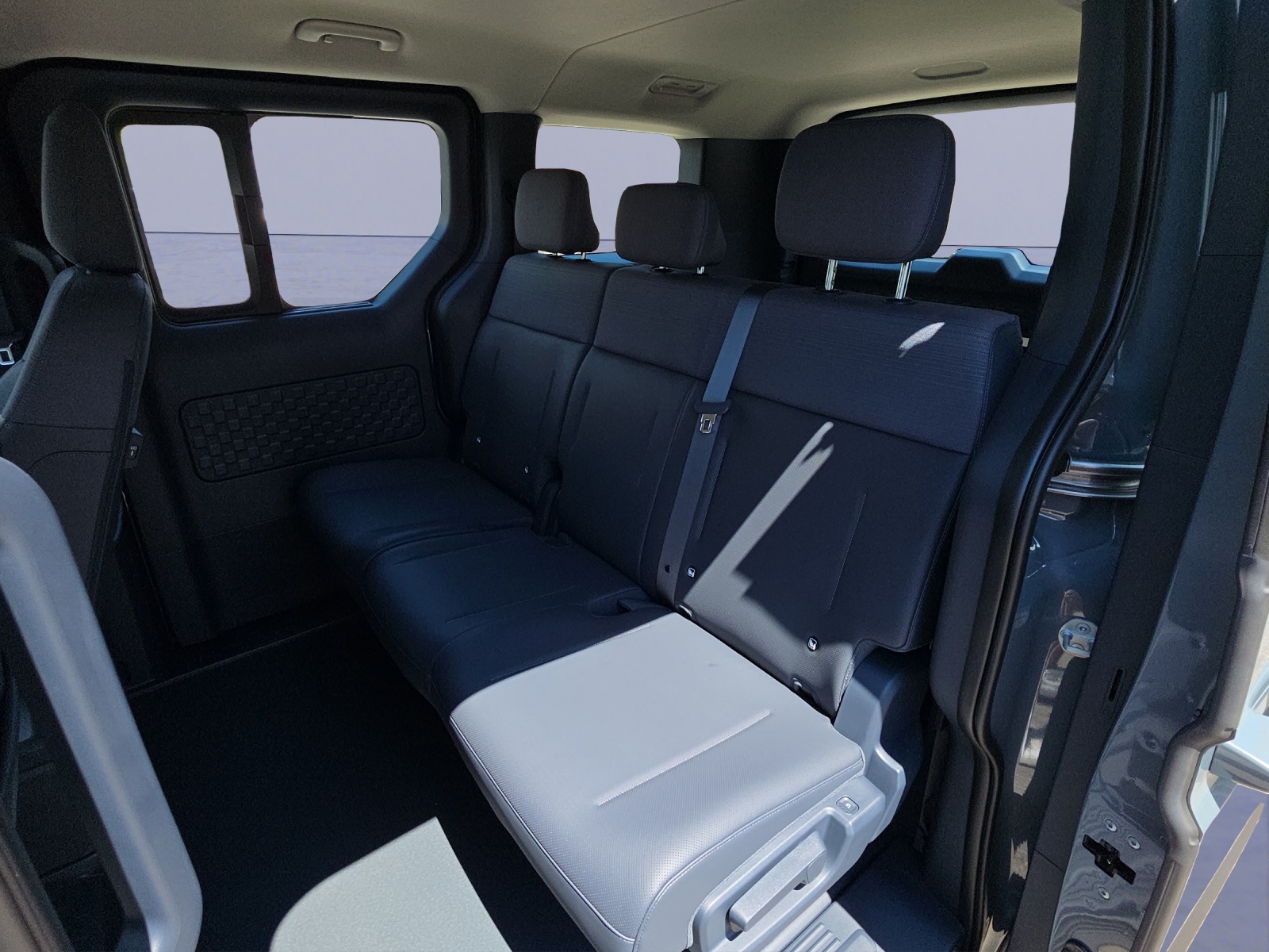 KIA PV5 Passenger 71.2 kWh Plus-image-9