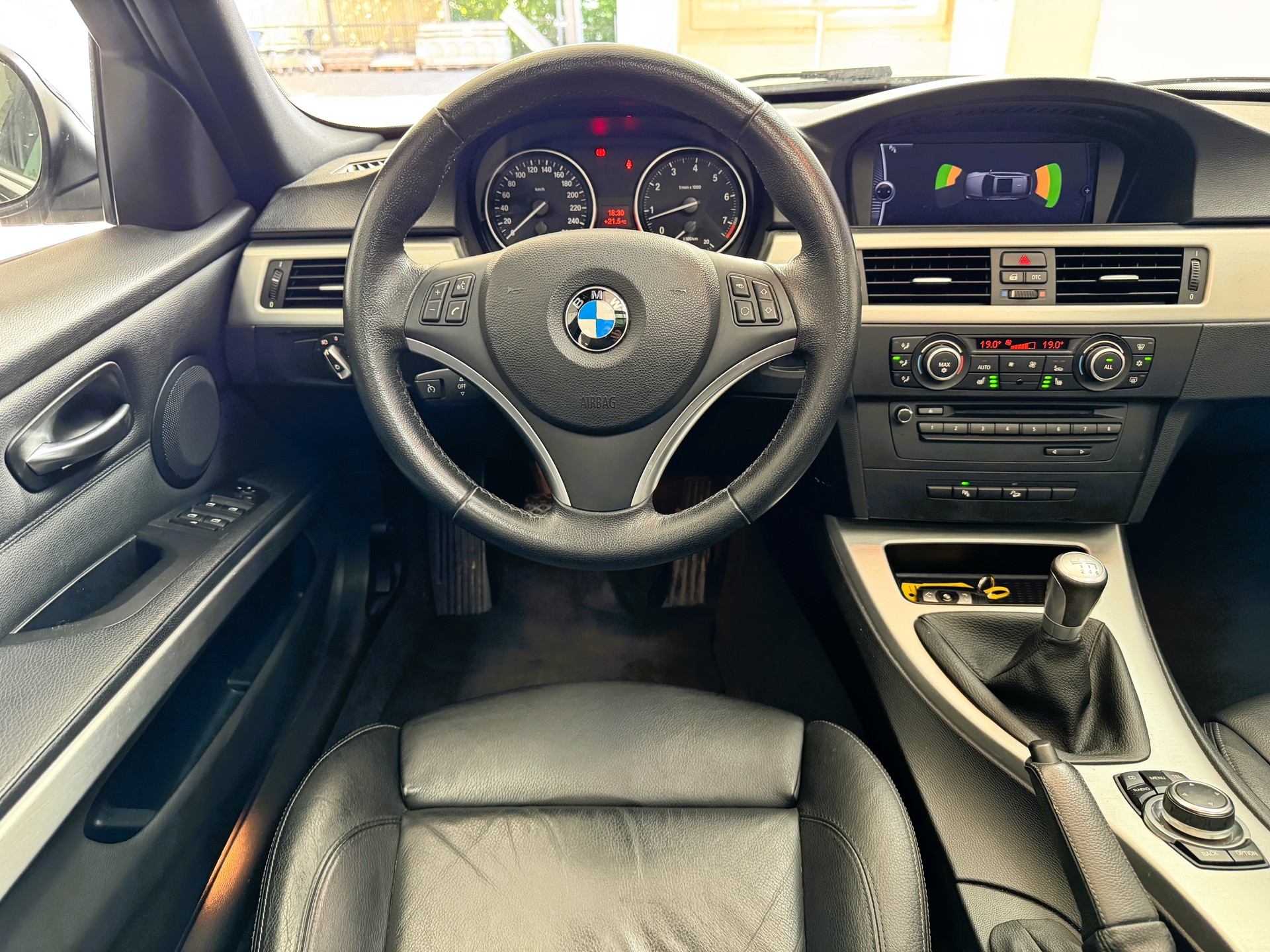 BMW 325i xDrive Touring-image-7