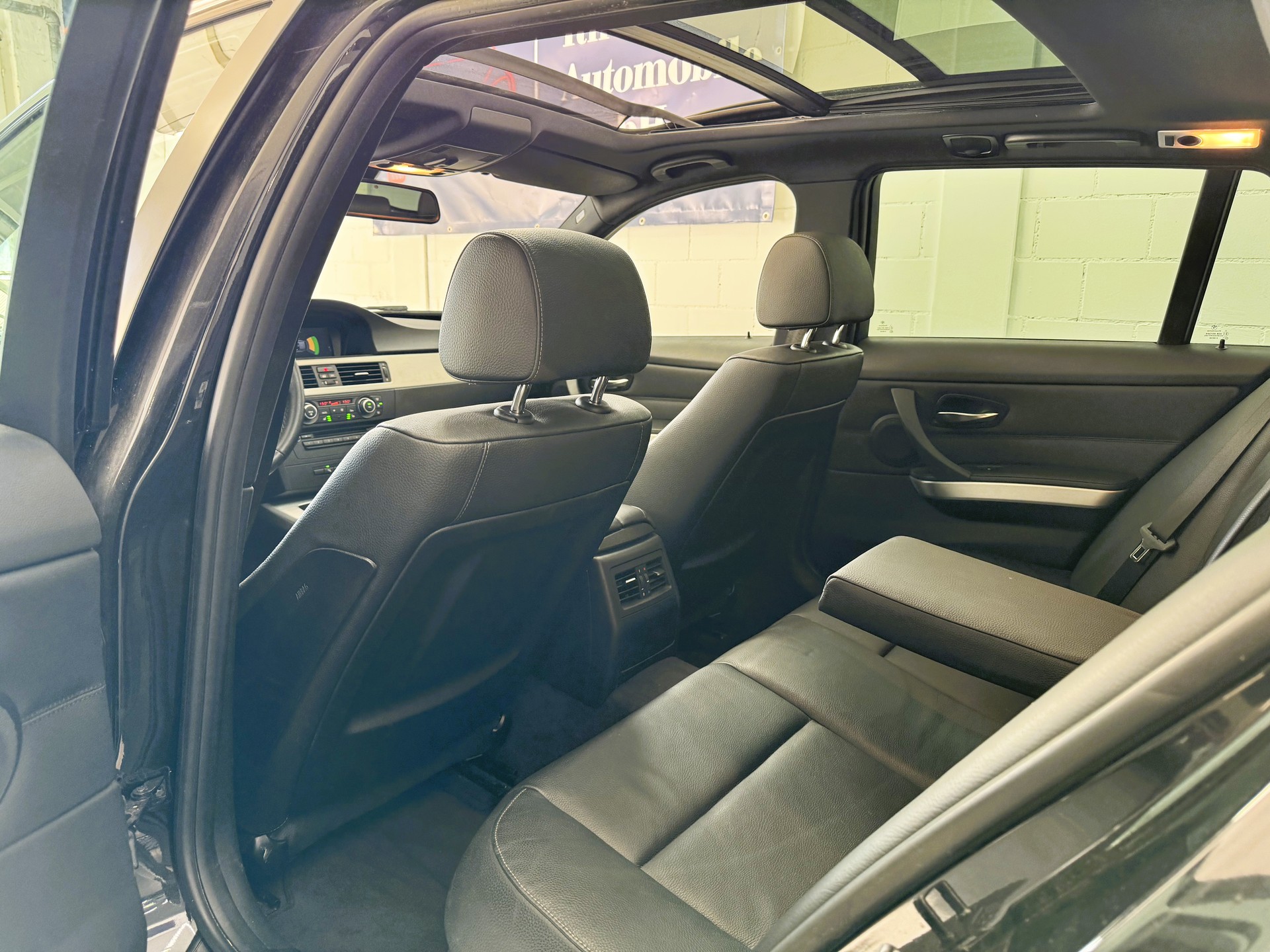 BMW 325i xDrive Touring-image-9