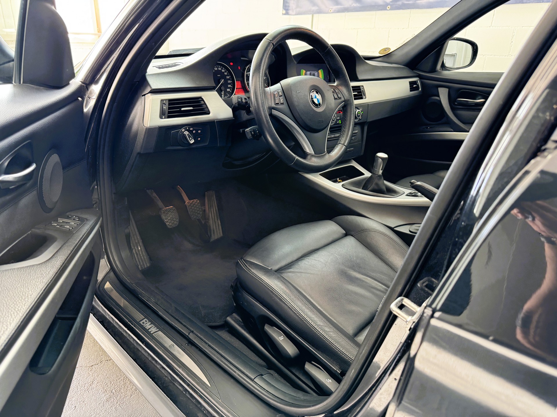 BMW 325i xDrive Touring-image-4