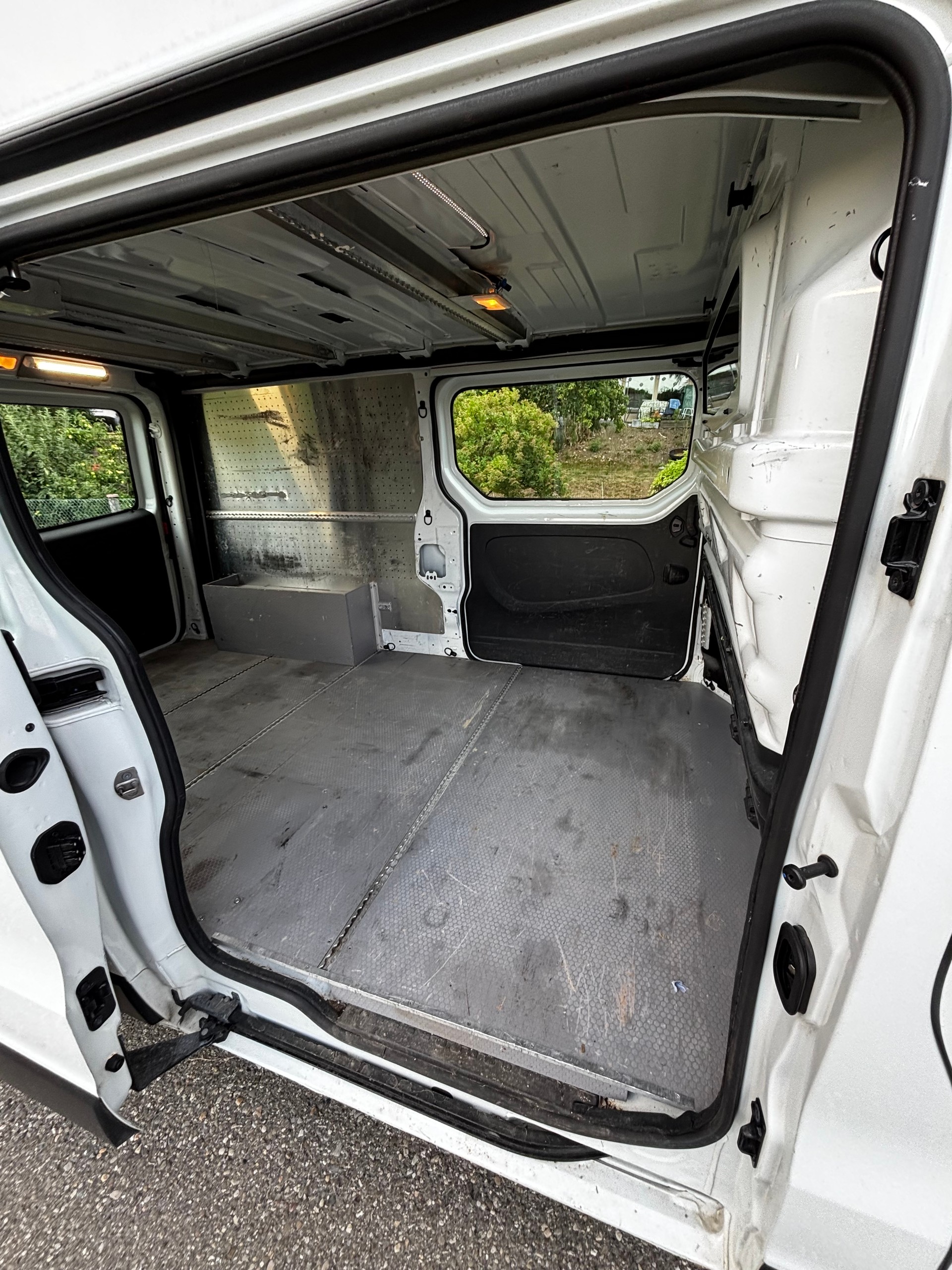 RENAULT Trafic 2.0 Energy dCi 120 3.0t Business L2H1-image-11
