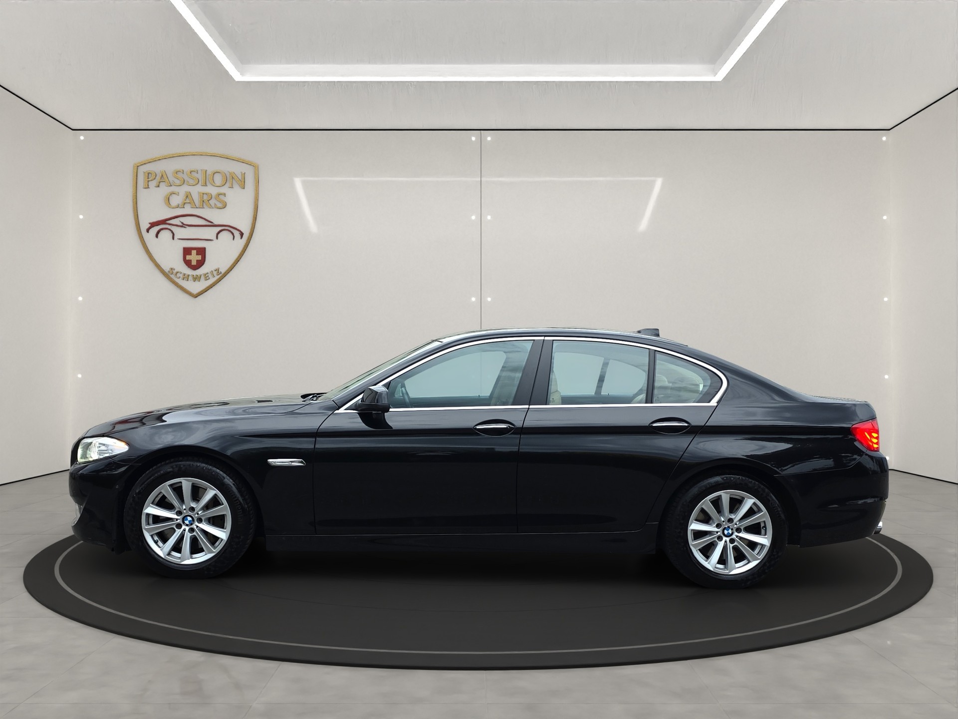 BMW 530d xDrive Steptronic Aus erster Hand-showroom-element-1
